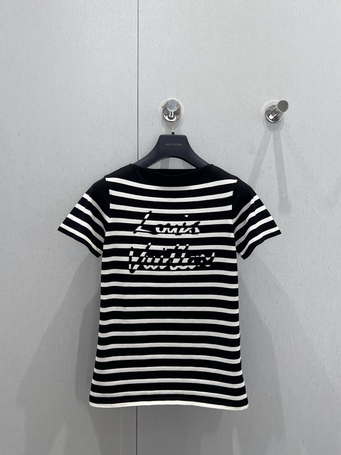 NO:335482,Support for replacement Louis Vuitton 25Ss spring and summer new style contrasting striped letter jacquard knitted short-sleeved top | Exclusive yb development!  High-end production!  This knitted T-shirt is made of soft blended material and uses striped knitted texture to interpret modern sailing style elegant flat collar illuminating casual straight body style reverse color stripes cleverly construct handwritten logo. Perfect workmanship quality depends on details. S/M/L real shot details pictures are available in stock, louis vuitton, T-shirt,tees, t-shirt,alexander wang19860909支持换款 Louis Vuitton 25Ss春夏新款 撞色条纹字母提花针织短袖上衣丨独家yb开发！高版出品！本款针织T恤取材柔软混纺以条纹针织肌理演绎摩登航海风尚优雅平领点亮休闲直身版型反色条纹巧妙构筑手写体标识 完美做工品质看细节.现货发售S/M/L实拍细节图,,louis vuitton,T-shirt,tees，t-shirt,alexander wang,Women's clothing
