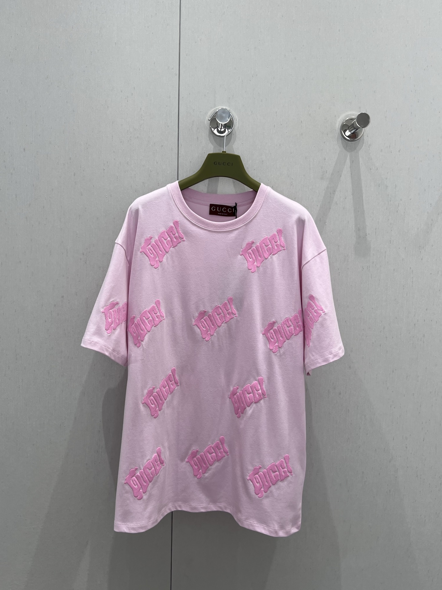 NO:335489,Support replacement Gucc* 25Ss spring and summer new style, letter embroidered round neck short-sleeved T-shirt丨Exclusive high-end production!  Oversized loose T-shirt cut highlights the brand style. Made of gram-weight pure cotton. Slightly elastic. It presents a slim visual effect. The whole logo depicts. All-round irregularly distributed letters collide with each other. The art style of paint painting. The playful and fashionable feeling appears. The jumping color scheme creates a personal style. The outfit is playful and age-reducing. The inner wear is brilliant and fashionable. The details of S/M/L are on sale in stock. Gucci, versace, T-shirt, tees, t-shirt, alexander wang19860909支持换款 Gucc* 25Ss春夏新款 字母刺绣圆领短袖T恤丨独家高版出品！Oversized宽松T恤裁剪 凸显品牌格调 采用克重纯棉制成 略带有弹力 呈现显瘦视觉效果 通体logo描绘 全方位不规则分布的字母互相碰撞 以漆画艺术风格描绘 俏皮时尚感立现 跳跃配色打造个性风格 穿搭俏皮减龄 单穿内搭都出彩时髦 现货发售S/M/L实拍细节图,,gucci,versace,T-shirt,tees，t-shirt,alexander wang,Women's clothing