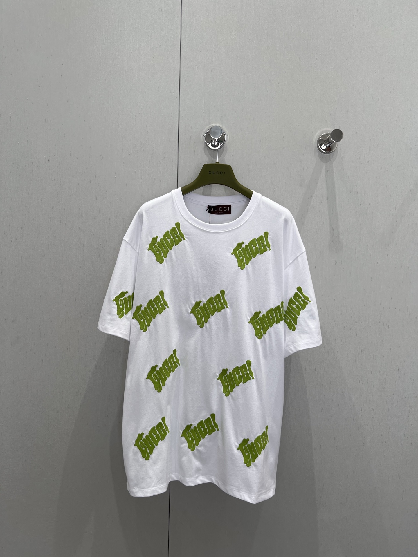 NO:335483,Support replacement Gucc* 25Ss spring and summer new style, letter embroidered round neck short-sleeved T-shirt丨Exclusive high-end production!  Oversized loose T-shirt cut highlights the brand style. Made of gram-weight pure cotton. Slightly elastic. It presents a slim visual effect. The whole logo depicts. All-round irregularly distributed letters collide with each other. The art style of paint painting. The playful and fashionable feeling appears. The jumping color scheme creates a personal style. The outfit is playful and age-reducing. The inner wear is brilliant and fashionable. The details of S/M/L are on sale in stock. Gucci, versace, T-shirt, tees, t-shirt, alexander wang19860909支持换款 Gucc* 25Ss春夏新款 字母刺绣圆领短袖T恤丨独家高版出品！Oversized宽松T恤裁剪 凸显品牌格调 采用克重纯棉制成 略带有弹力 呈现显瘦视觉效果 通体logo描绘 全方位不规则分布的字母互相碰撞 以漆画艺术风格描绘 俏皮时尚感立现 跳跃配色打造个性风格 穿搭俏皮减龄 单穿内搭都出彩时髦 现货发售S/M/L实拍细节图,,gucci,versace,T-shirt,tees，t-shirt,alexander wang,Women's clothing