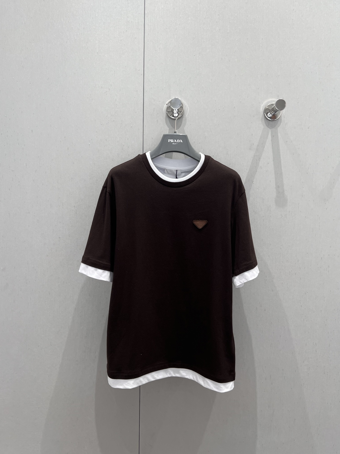 NO:335503,Support replacement Prad* 25Ss spring and summer new style, triangle contrast color fake two-piece short-sleeved T-shirt | Exclusive yb development!  High-end production!  ovsize style, minimalist, detailed, low-key and stylish, with a double-layer patch on the left chest, low-key but high recognition. The H-shaped vertical cut silhouette is just right, giving the right sense of laziness, and it is very outstanding when worn alone or as a mix and layer. S/M/L real-life details pictures, prada, T-shirt, tees, t-shirt, alexander wang19860909支持换款 Prad* 25Ss春夏新款 三角标撞色假两件短袖T恤丨独家yb开发！高版出品！ovsize版型,极简,细节到位,低调且有品,左胸前双层贴布的三角徽章,低调但高识别度.H型的立裁廓形,松量拿捏正好,给予恰到好处的慵懒感,单穿或作为混搭叠穿相当出彩.现货发售S/M/L实拍细节图,,prada,T-shirt,tees，t-shirt,alexander wang,Women's clothing