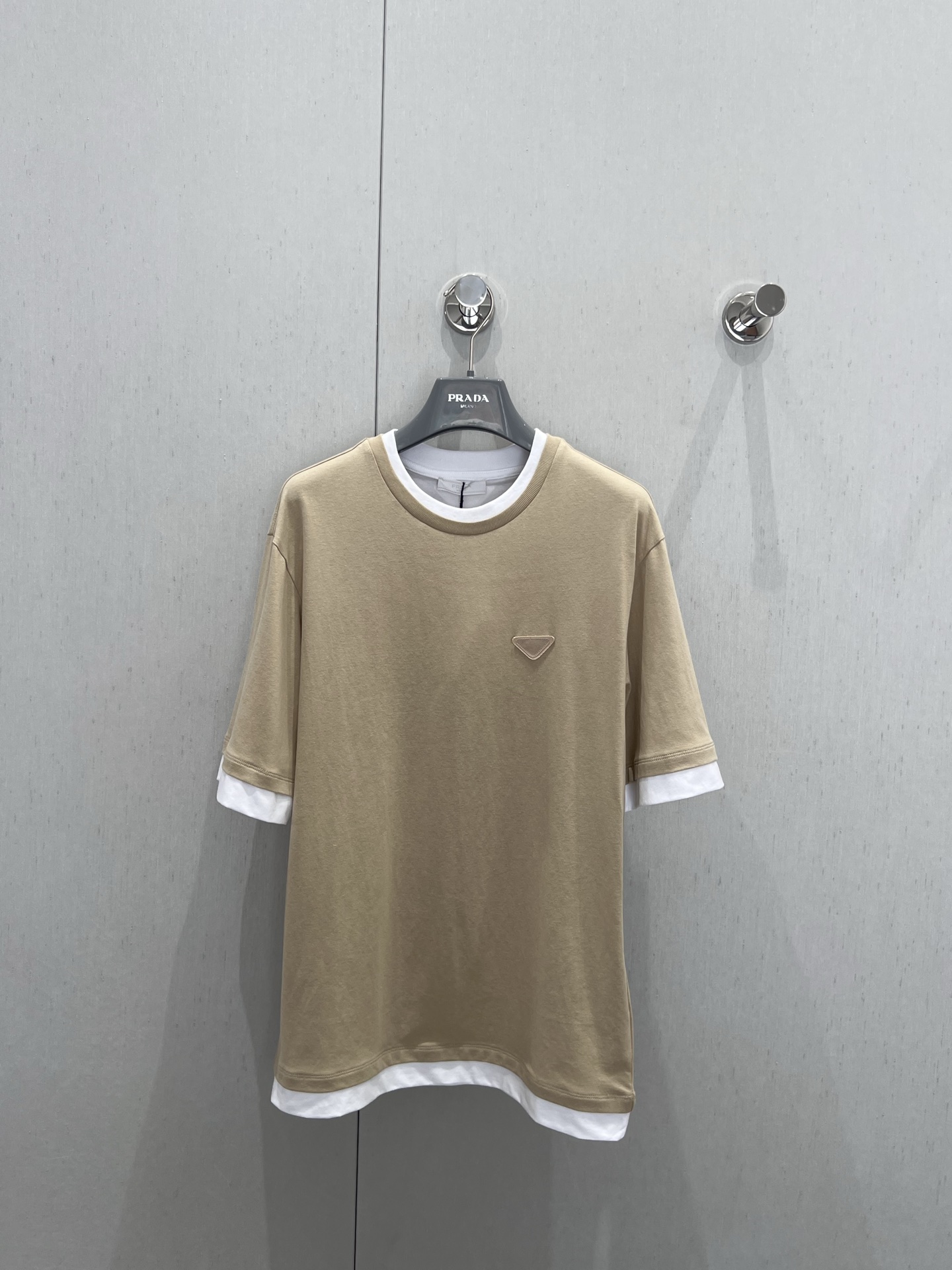 NO:335480,Support replacement Prad* 25Ss spring and summer new style, triangle contrast color fake two-piece short-sleeved T-shirt | Exclusive yb development!  High-end production!  ovsize style, minimalist, detailed, low-key and stylish, with a double-layer patch on the left chest, low-key but high recognition. The H-shaped vertical cut silhouette is just right, giving the right sense of laziness, and it is very outstanding when worn alone or as a mix and layer. S/M/L real-life details pictures, prada, T-shirt, tees, t-shirt, alexander wang19860909支持换款 Prad* 25Ss春夏新款 三角标撞色假两件短袖T恤丨独家yb开发！高版出品！ovsize版型,极简,细节到位,低调且有品,左胸前双层贴布的三角徽章,低调但高识别度.H型的立裁廓形,松量拿捏正好,给予恰到好处的慵懒感,单穿或作为混搭叠穿相当出彩.现货发售S/M/L实拍细节图,,prada,T-shirt,tees，t-shirt,alexander wang,Women's clothing