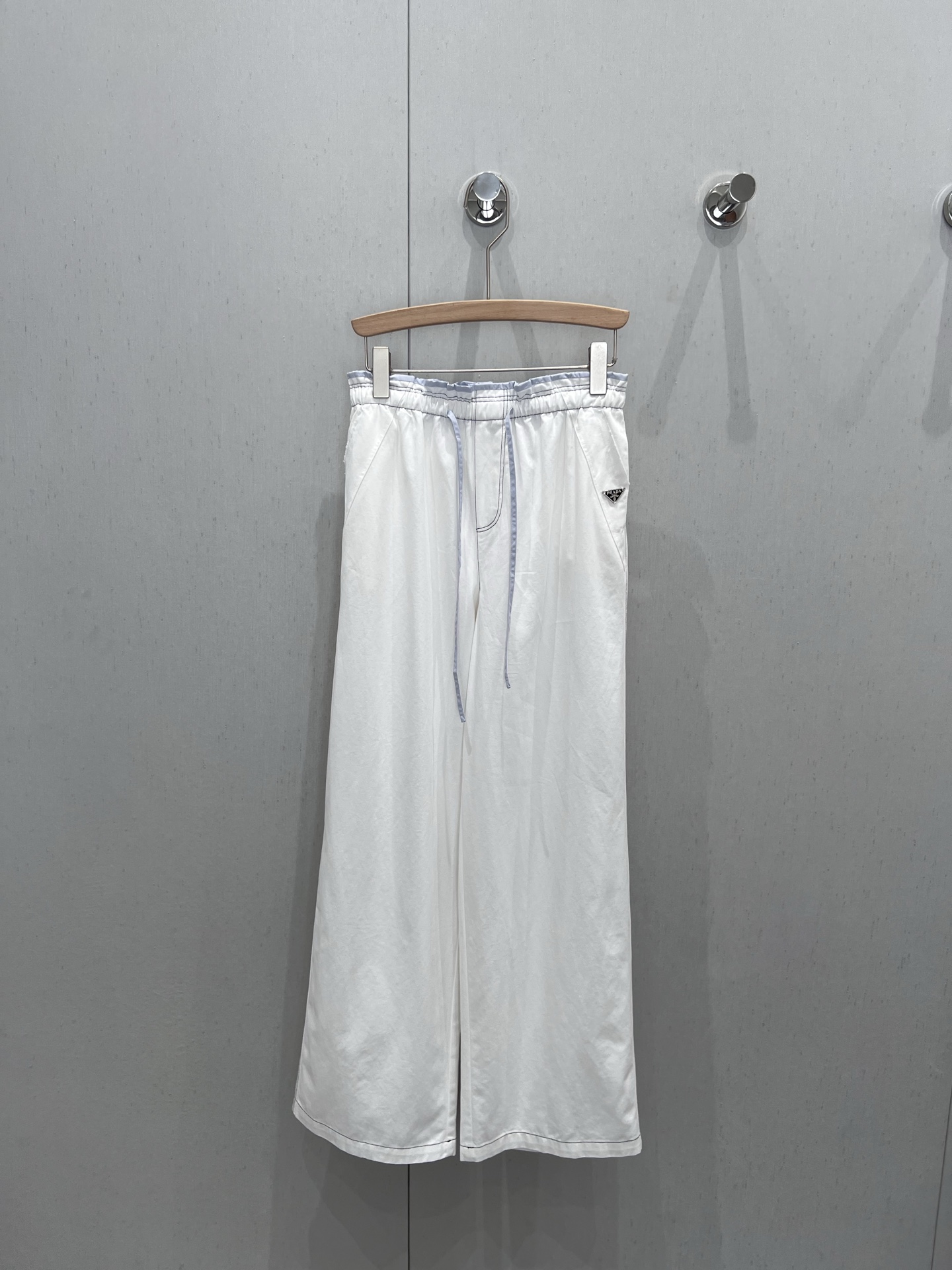 NO:335706,Supports replacement Prad* 25Ss spring and summer new style contrast drawstring lace casual trousers | Exclusive high-end production!  Imported silk cotton material, textured, comfortable and stylish, high-waisted straight wide-leg pants cut, drawstrings to create a trouser waist-like shape, colour collision of the edges adds a playful and fashionable feeling, and outlines the details with the triangle metal logo to highlight the brand's design and relaxation charm, three-dimensional tailoring is full of space, slimming and straight legs, the best choice for daily casual outfits, S/M/L real-life details pictures, prada, alexander wang19860909支持换款 Prad* 25Ss春夏新款 撞色抽绳花边休闲长裤丨独家高版出品！进口丝棉材质 质感光泽 舒适有型 高腰直筒阔腿裤剪裁 利用抽绳打造裤腰花苞式造型 边缘内外颜色碰撞增添俏皮时尚感 配合三角金属徽标勾勒点亮细节 彰显品牌设计感和松弛魅力 立体剪裁空间感十足 显瘦显腿直 日常休闲穿搭的不二之选 现货发售S/M/L实拍细节图,,prada,alexander wang,Women's clothing