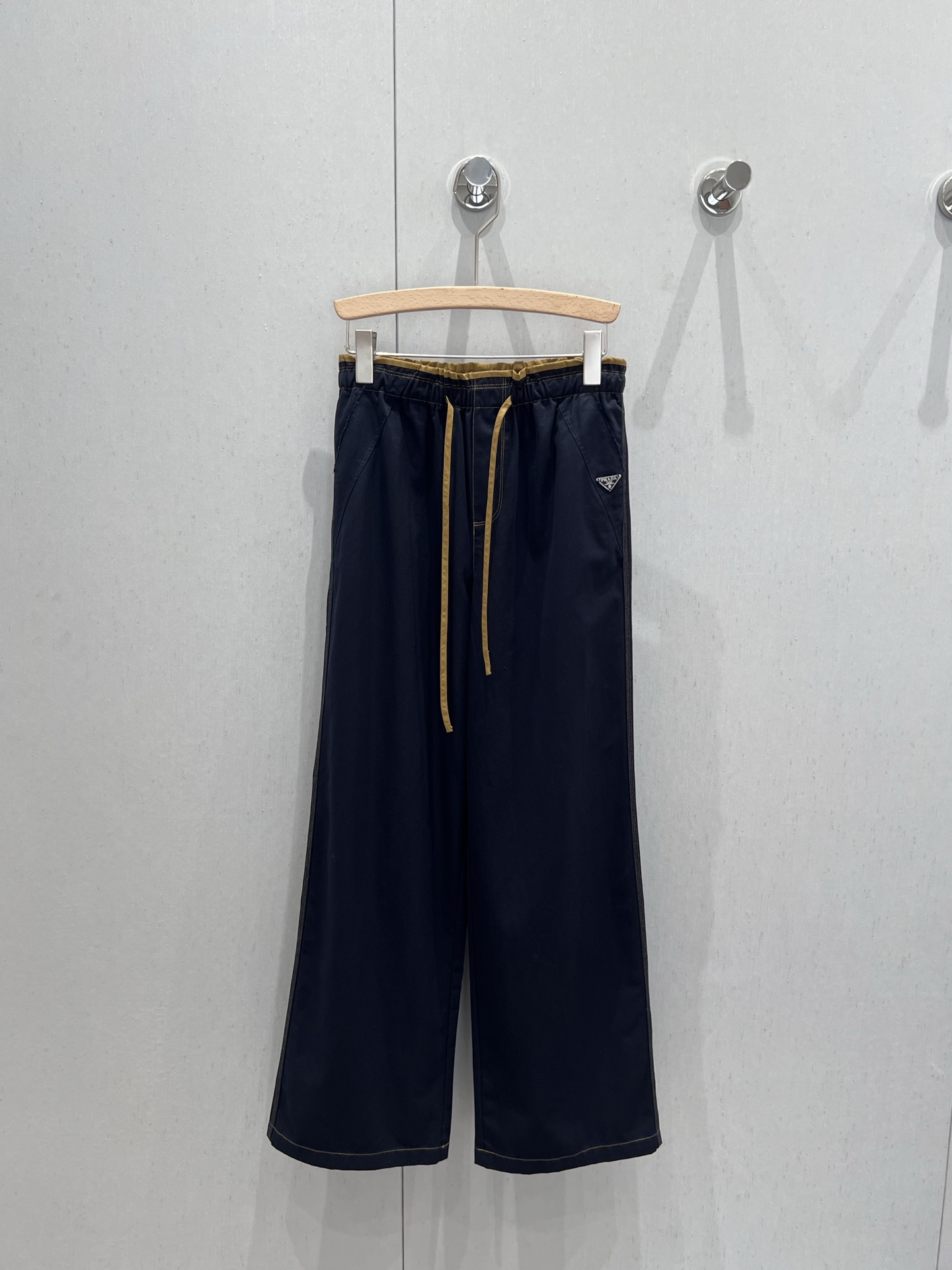 NO:335702,Supports replacement Prad* 25Ss spring and summer new style contrast drawstring lace casual trousers | Exclusive high-end production!  Imported silk cotton material, textured, comfortable and stylish, high-waisted straight wide-leg pants cut, drawstrings to create a trouser waist-like shape, colour collision of the edges adds a playful and fashionable feeling, and outlines the details with the triangle metal logo to highlight the brand's design and relaxation charm, three-dimensional tailoring is full of space, slimming and straight legs, the best choice for daily casual outfits, S/M/L real-life details pictures, prada, alexander wang19860909支持换款 Prad* 25Ss春夏新款 撞色抽绳花边休闲长裤丨独家高版出品！进口丝棉材质 质感光泽 舒适有型 高腰直筒阔腿裤剪裁 利用抽绳打造裤腰花苞式造型 边缘内外颜色碰撞增添俏皮时尚感 配合三角金属徽标勾勒点亮细节 彰显品牌设计感和松弛魅力 立体剪裁空间感十足 显瘦显腿直 日常休闲穿搭的不二之选 现货发售S/M/L实拍细节图,,prada,alexander wang,Women's clothing