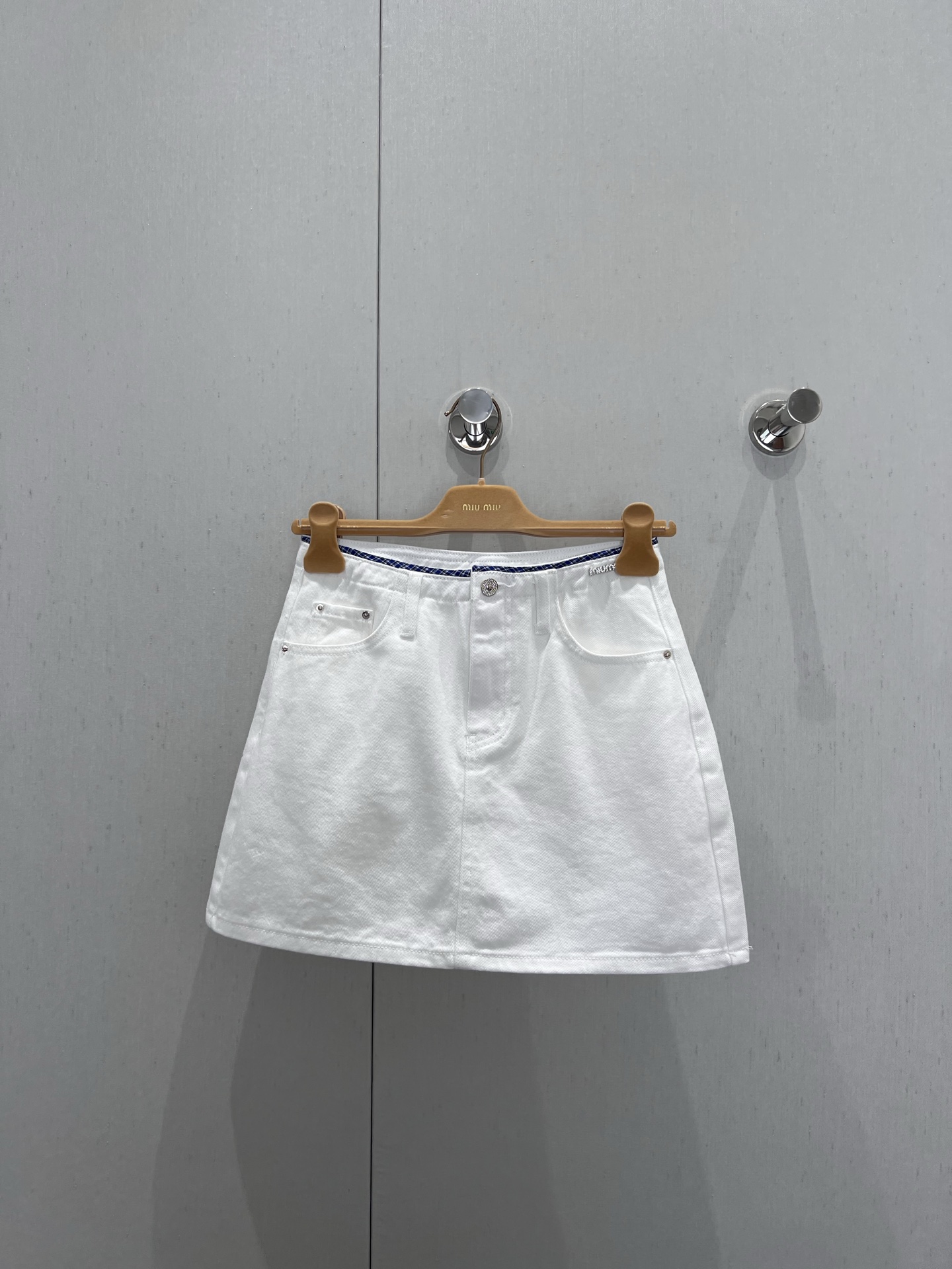 NO:335498,Support replacement Miumi* 25Ss spring and summer new model, heavy industry embroidered white denim skirt丨Exclusive high-end production!  The super versatile white denim skirt is here!  A must-have style for a wardrobe. It can visually lengthen the leg lines and make you visually elevate and give you a super plus point. The style is really super slimming and can cover all imperfect hip shapes. Jimei can’t miss it!  S/M/L live details, miumiu, skirts, alexander wang19860909支持换款 Miumi* 25Ss春夏新款 重工刺绣白色牛仔半裙丨独家高版出品！超百搭的白牛仔半裙来啦！衣柜必备实穿版型 能够从视觉上拉长腿部线条 让你视觉增高超级加分～版型真的超显瘦 可以遮住一切不完美臀型 集美们不能错过哟！现货发售S/M/L 实拍细节图,,miumiu,skirts,alexander wang,Women's clothing