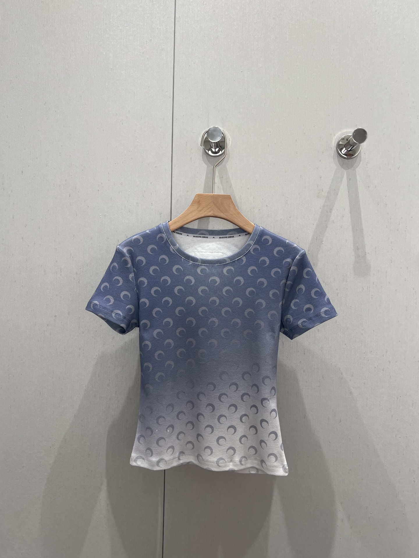 NO:335493,Support replacement Marine Serr* 25Ss spring and summer new style crescent print gradient color short-sleeved T-shirt | Exclusive high-end production!  The elements of the gradient moon are so fashionable. Good daily wear. Sweet salt and super comfortable and casual. They are also a brand of private clothing that you often wear. Single or inner wear are good choices. S/M/L real-life details pictures, T-shirt, tees, t-shirt, alexander wang19860909支持换款 Marine Serr* 25Ss春夏新款 月牙印花渐变色短袖T恤丨独家高版出品！渐变月亮的元素好时髦 日常好穿搭 盐甜 超舒服休闲 也是经常穿的私服牌子 单穿或内搭都是很好的选择哦.现货发售 S/M/L实拍细节图,,T-shirt,tees，t-shirt,alexander wang,Women's clothing