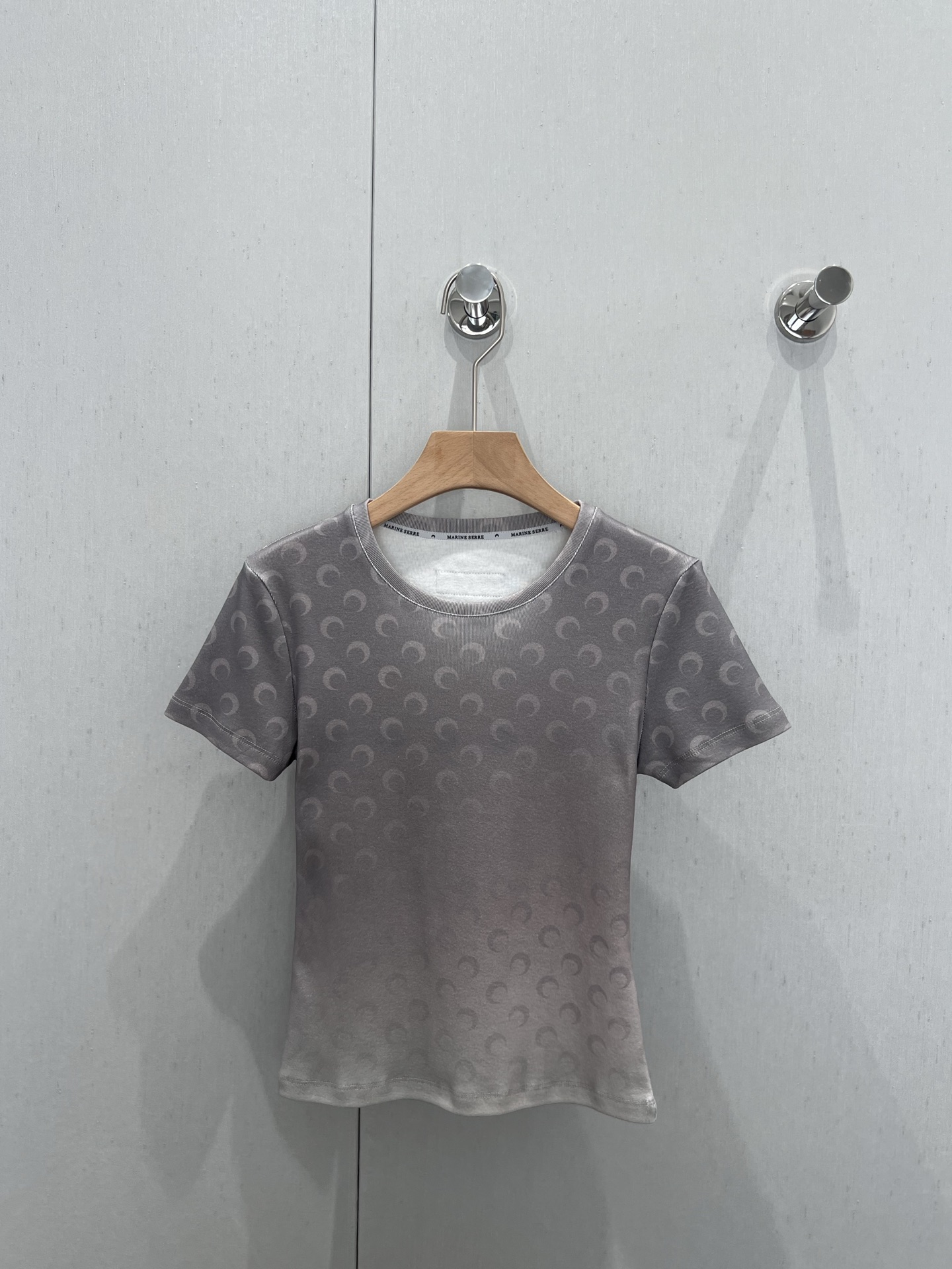 NO:335487,Support replacement Marine Serr* 25Ss spring and summer new style crescent print gradient color short-sleeved T-shirt | Exclusive high-end production!  The elements of the gradient moon are so fashionable. Good daily wear. Sweet salt and super comfortable and casual. They are also a brand of private clothing that you often wear. Single or inner wear are good choices. S/M/L real-life details pictures, T-shirt, tees, t-shirt, alexander wang19860909支持换款 Marine Serr* 25Ss春夏新款 月牙印花渐变色短袖T恤丨独家高版出品！渐变月亮的元素好时髦 日常好穿搭 盐甜 超舒服休闲 也是经常穿的私服牌子 单穿或内搭都是很好的选择哦.现货发售 S/M/L实拍细节图,,T-shirt,tees，t-shirt,alexander wang,Women's clothing