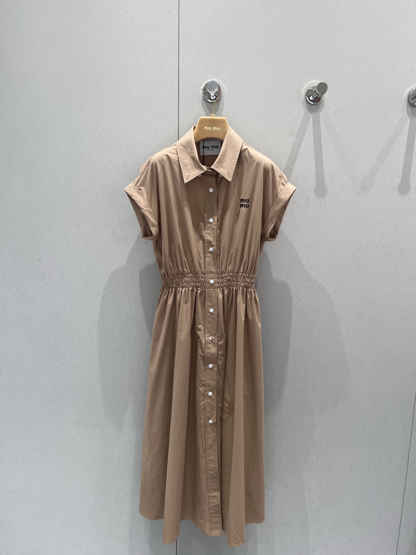 NO:335505,Support replacement Miumi* 25Ss spring and summer new style intellectual college style shirt collar dress | Exclusive yb development!  High-end production!  Temperament lapel falling shoulder rolling sleeve design!  The large skirt with a waist-hugging and cool look is a pair of age-reducing outfits. It doesn’t pick on people and looks slim on the upper body!  The imported pure cotton fabric has a great texture!  The three-dimensional tailoring process is perfect for the workmanship quality and the details are found!  S/M/L real photos of S/M/L on spot sale, miumiu, skirts, shirts, alexander wang19860909支持换款 Miumi* 25Ss春夏新款 知性分子学院风衬衫领连衣裙丨独家yb开发！高版出品！气质翻领落肩卷袖设计！打揽收腰大裙摆甜酷兼备减龄穿搭.不挑人版型上身巨显瘦！进口纯棉面料质感超赞！立体剪裁工艺完美做工品质看细节！现货发售S/M/L实拍细节图,,miumiu,skirts,shirts,alexander wang,Women's clothing