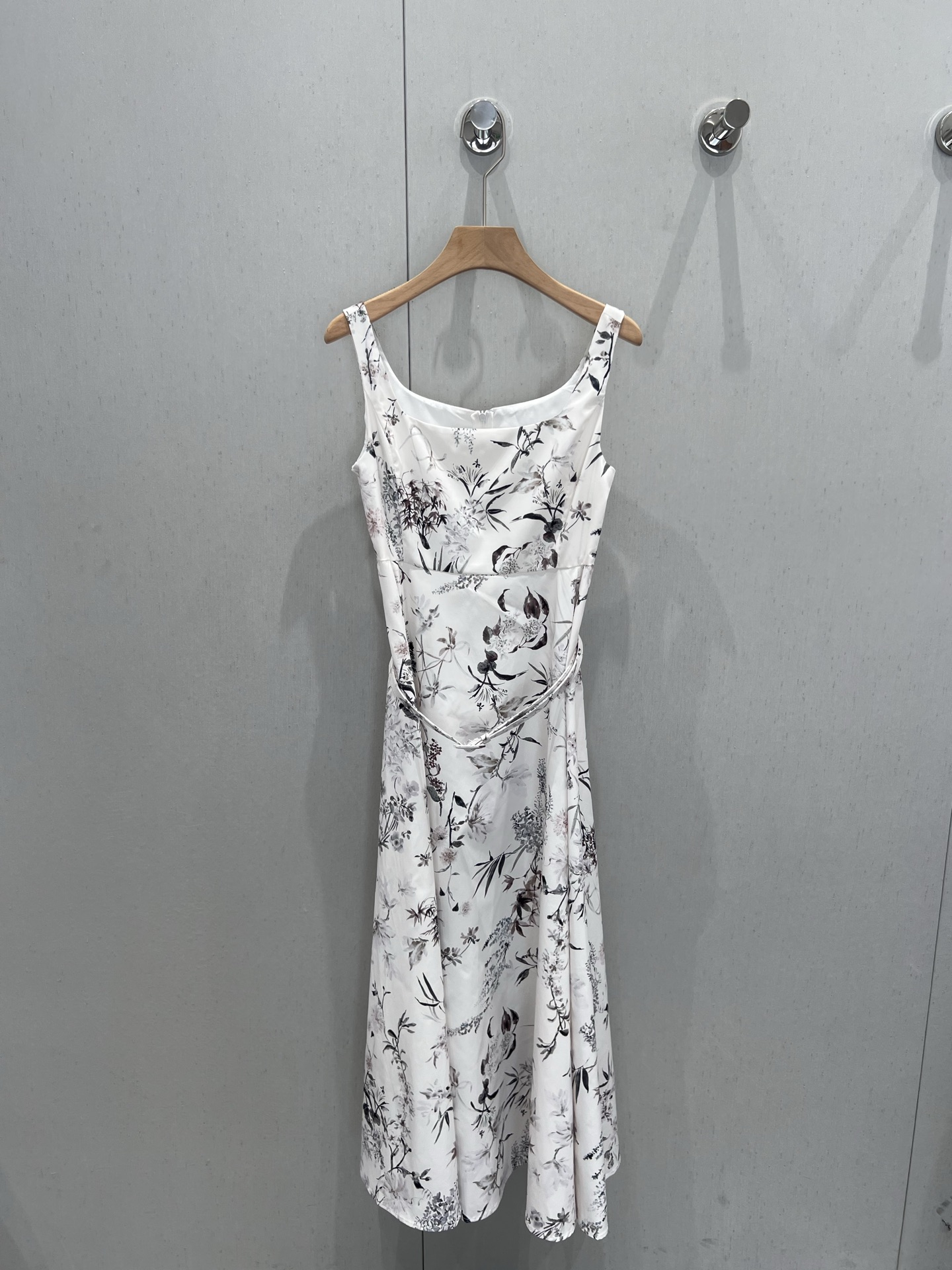 NO:335481,Support replacement Dio* 25Ss spring and summer new style, white printed belt suspender long skirt丨Exclusive high-end production!  Imported twill thick material, texture, smooth and stylish, square neck sling long skirt cut, full of orchid, new Chinese elements, echoing the refreshing and elegant atmosphere of the hot summer, use tailoring and details to improve the exquisiteness, use the perforated belt of this cloth to divide the upper and lower proportions, adjust the elastic and compact lines, umbrella-shaped exterior expansion design, medium-length style to accommodate the legs, the upper body is more fashionable and fashionable, on sale in stock, S/M/L real-life details,,dior, skirts,alexander wang19860909支持换款 Dio* 25Ss春夏新款 白色印花腰带吊带长裙丨独家高版出品！进口斜纹稠材质 质感光泽 垂顺有型 方圆领吊带长裙剪裁 通体满印兰草新中式元素 呼应炎炎夏日的清爽文雅气息 利用剪裁和细节提升精致度 利用本布穿孔腰带划分上下比例 调节松紧修饰线条 伞状外扩设计 中长款包容腿部 上身更为洋气时髦 现货发售 S/M/L实拍细节图,,dior,skirts,alexander wang,Women's clothing