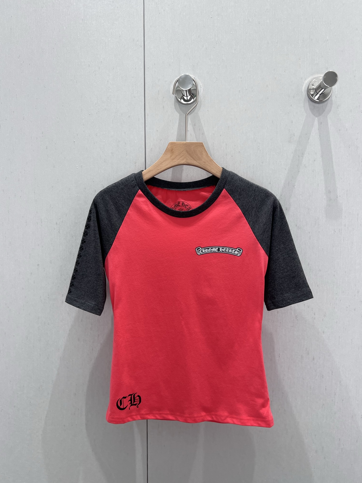 NO:335713,Support replacement Chrome he*rts 25Ss spring and summer new model Croxin limited short mid-sleeved T-shirt丨Exclusive high-end production!  The unique printing design looks so good with clean and neat tailoring!  The style is slim and short, and it looks good when worn alone. The classic small round neck design is simple and easy to wear. It attracts a lot of attention when walking on the street!  It is inclusive and covers the flesh and makes you look thin!  It's nice to match casually!  Big recommendation!  S/M/L real photos, chrome hearts, chrome hearts, tees, t-shirt, alexander wang19860909支持换款 Chrome he*rts 25Ss春夏新款 克罗心限定短款中袖T恤丨独家高版出品！个性独特的印花设计 搭配干净利落的剪裁 也太好看啦！版型修身短款,内搭单穿都好看 经典的小圆领设计简洁好穿 走在街上吸睛度满分！包容性好遮肉显瘦！随意搭配就很nice！重磅推荐！现货发售S/M/L实拍细节图,,chrome hearts,chrome hearts,tees，t-shirt,alexander wang,Women's clothing