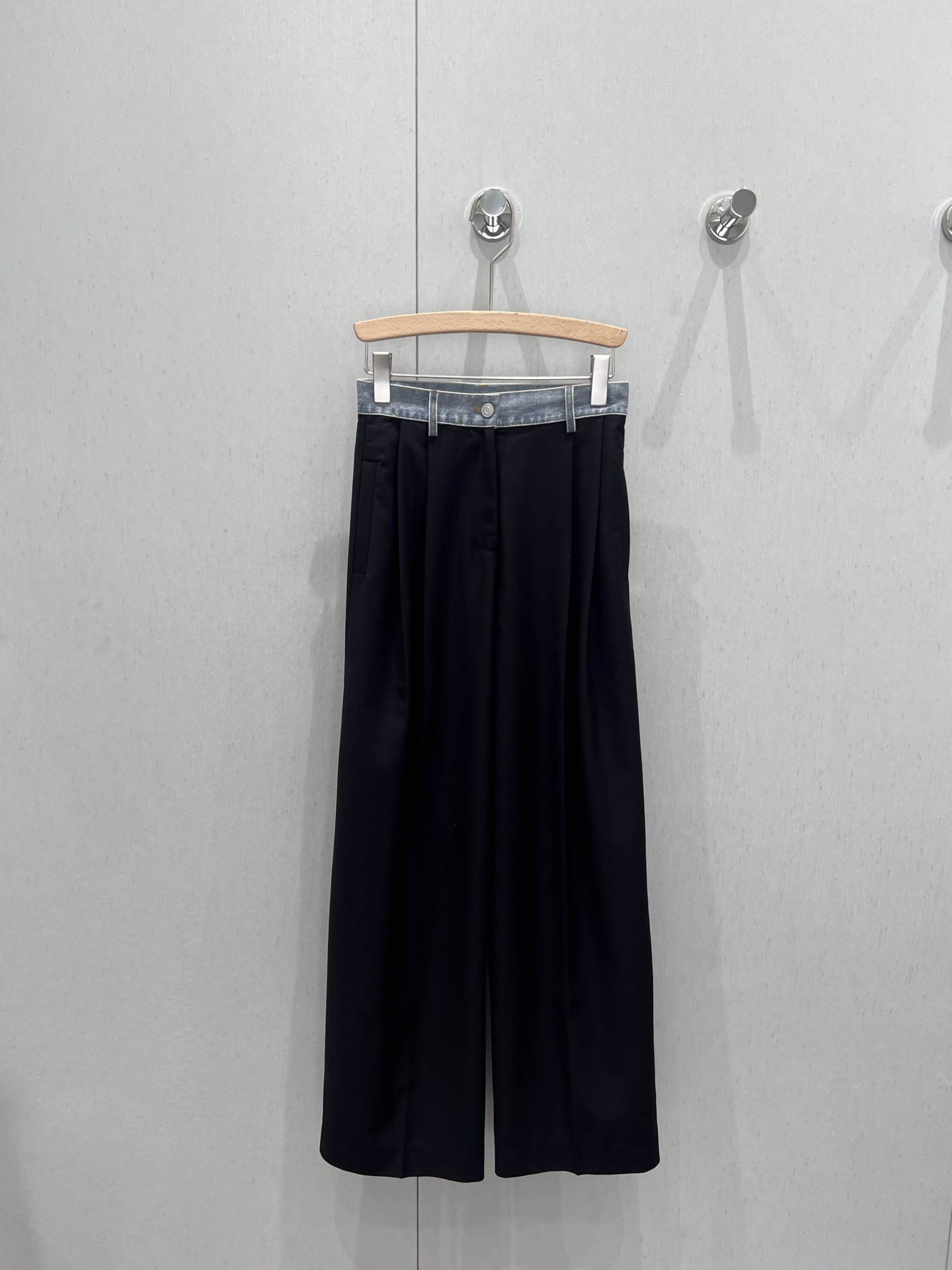 NO:411072,Support replacement Ann andelm*n 25Ss spring and summer new style denim waist splicing trousers straight trousers | Exclusive yb development!  High-end production!  The waist design of many celebrities and bloggers in grass denims breaks the previous impression of suit pants, cleverly combining the toughness and casualness of denims with the elegant and exquisiteness of trousers. The carefully processed texture demonstrates the unique charm of the interweaving of retro and fashion. Tall and small sisters can easily control it!  S/M/L real photos of S/M/L, business suit, alexander wang19860909支持换款 Ann andelm*n 25Ss春夏新款 牛仔腰头拼接西裤直筒长裤丨独家yb开发！高版出品！超多明星和博主种草牛仔腰头设计打破以往西装裤印象 将牛仔的硬朗随性与西裤的优雅精致 巧妙地结合在一起 经过精心处理后的质感 彰显出复古与时尚交织的独特魅力 高个子、小个子姐妹都可以轻松驾驭喔！现货发售S/M/L实拍细节图,,business suit,alexander wang,Women's clothing