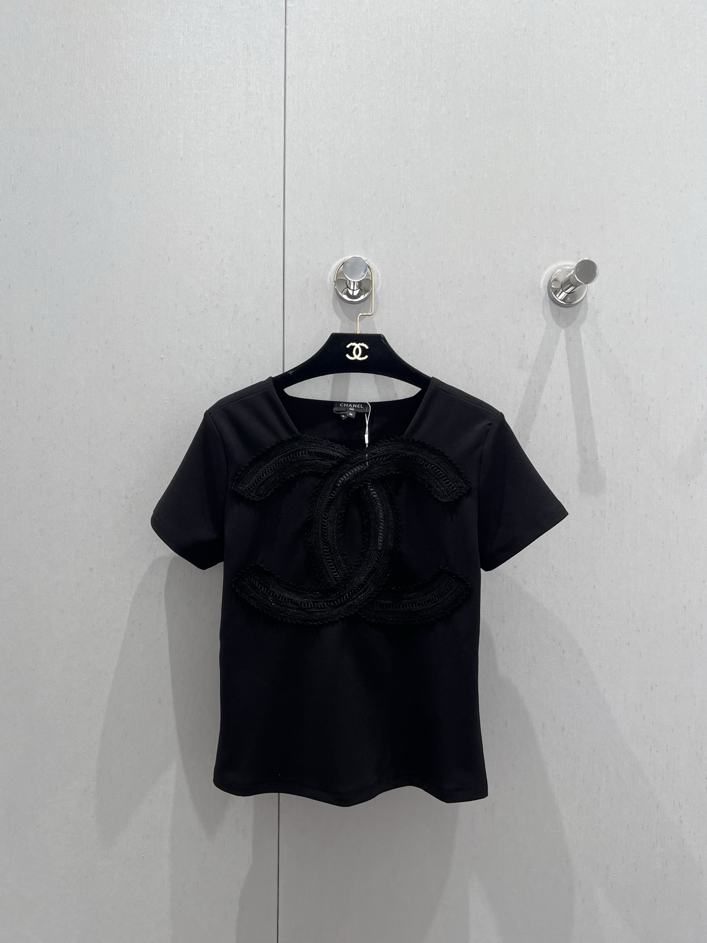 NO:335710,Support for replacement Chane* 25Ss spring and summer new style, double C hollow logo short-sleeved T-shirt丨Exclusive high-end production!  Custom imported fabric, comfortable upper body, the front of the large body outlines the double letter logo with lace pattern, high-profile and luxurious, highlighting the brand texture, making it more high-end, regular style, versatile and not picky. S/M/L real-life details pictures, chanel, T-shirt, tees, t-shirt, alexander wang19860909支持换款 Chane* 25Ss春夏新款 双C镂空徽标短袖T恤丨独家高版出品！定制进口面料,上身舒适,大身正面以蕾丝花纹勾勒双字母徽标,高调奢华,凸显品牌质感更显高级常规版型百搭不挑人 现货发售S/M/L实拍细节图,,chanel,T-shirt,tees，t-shirt,alexander wang,Women's clothing