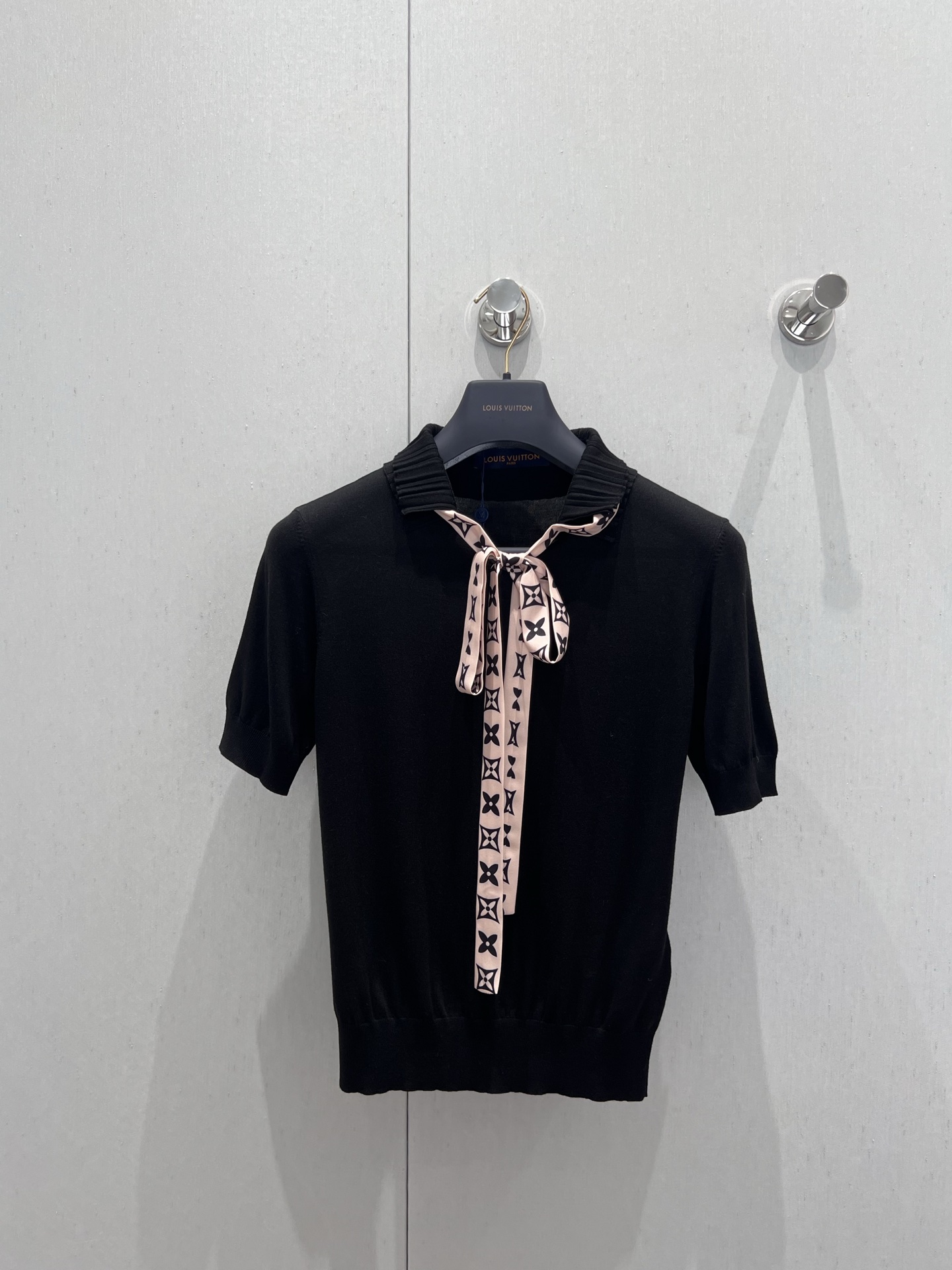 NO:335705,Support replacement Louis Vuitto* 25Ss spring and summer new style, lace stand-up collar ribbon short-sleeved knitted top | Exclusive high-end production!  Customized wool blend fabric, soft and soft hand feel ~ the neckline stand-up collar lace is matched with classic brand printed ribbons, playful and elegant!  The random matching is excellent and perfect workmanship quality depends on the details. S/M/L real photos of the details, louis vuitton, T-shirt, alexander wang19860909支持换款 Louis Vuitto* 25Ss春夏新款 花边立领丝带短袖针织上衣丨独家高版出品！定制绵羊毛混纺面料,手感手软细腻软糯～领口立领花边搭配经典品牌印花丝带,俏皮又不失优雅！随意搭配都是超赞的完美做工品质看细节.现货发售S/M/L实拍细节图,,louis vuitton,T-shirt,alexander wang,Women's clothing