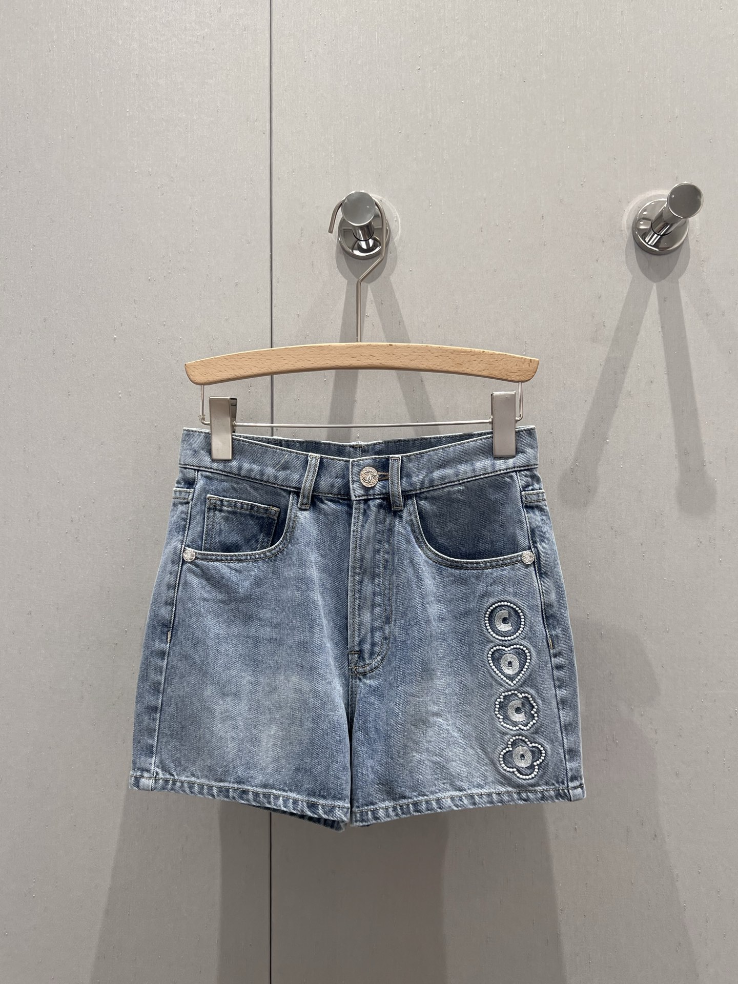 NO:335709,Support for replacement Chane* 25M spring and summer new style beach series letter embroidered denim shorts | Exclusive yb development!  High-end production!  Heavy craft washing fabric is soft and comfortable, delicate and has a delicate touch. The upper body has no sense of restraint and perfectly fits the body shape, which not only shows the smooth line sense, but also cleverly modifys the body proportions. The side heavy-duty embroidery pattern embellishes exquisite and luxurious can be easily matched whether it is daily travel or commuting. S/M/L real-life details pictures are available in stock, chanel, shorts, alexander wang19860909支持换款 Chane* 25M春夏新款 沙滩系列字母刺绣牛仔短裤丨独家yb开发！高版出品！重工艺洗水面料柔软舒适 触感细腻 上身毫无束缚感剪裁完美贴合身形,既展现了流畅的线条感,又巧妙地修饰了身材比例 侧面重工刺绣图案点缀 精致奢华不论是日常出行还是通勤都能轻松驾驭搭配 现货发售S/M/L实拍细节图,,chanel,shorts,alexander wang,Women's clothing