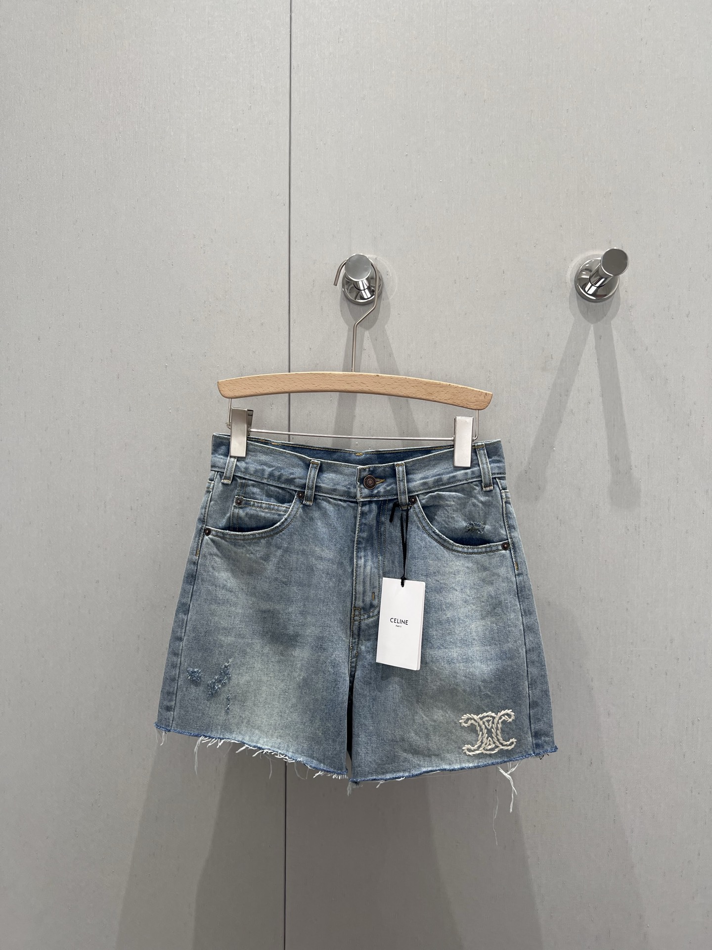 NO:335717,Support for replacement Celin* 25Ss spring and summer new logo embroidered lace-edged ripped denim shorts丨Exclusive yb development!  High-end production!  Classic mid-high waist hot pants!  Goddess must enter, retro washing whisker edge design with long legs full of wind!  Imported pure cotton high-density twill denim fabric has a great texture!  The handmade wool edge craftsmanship is simple, rough and versatile, and it is a fashionable street-fried artifact!  Unlimited style to stretch your legs!  The upper body looks slim!  Customized full set of hardware accessories, workmanship quality depends on the details!  S/M/L real photos, celine, shorts, alexander wang19860909支持换款 Celin* 25Ss春夏新款 logo刺绣毛边破洞牛仔短裤丨独家yb开发！高版出品！经典中高腰热裤！女神必入,复古洗水毛须边设计大长腿满风！进口纯棉高密度斜纹牛仔面料质感超赞！手工毛须边工艺简单粗暴百搭,高街时髦炸街神器！版型无限拉大长腿！上身巨显瘦！定制全套五金配件做工品质看细节！现货发售S/M/L实拍细节图,,celine,shorts,alexander wang,Women's clothing