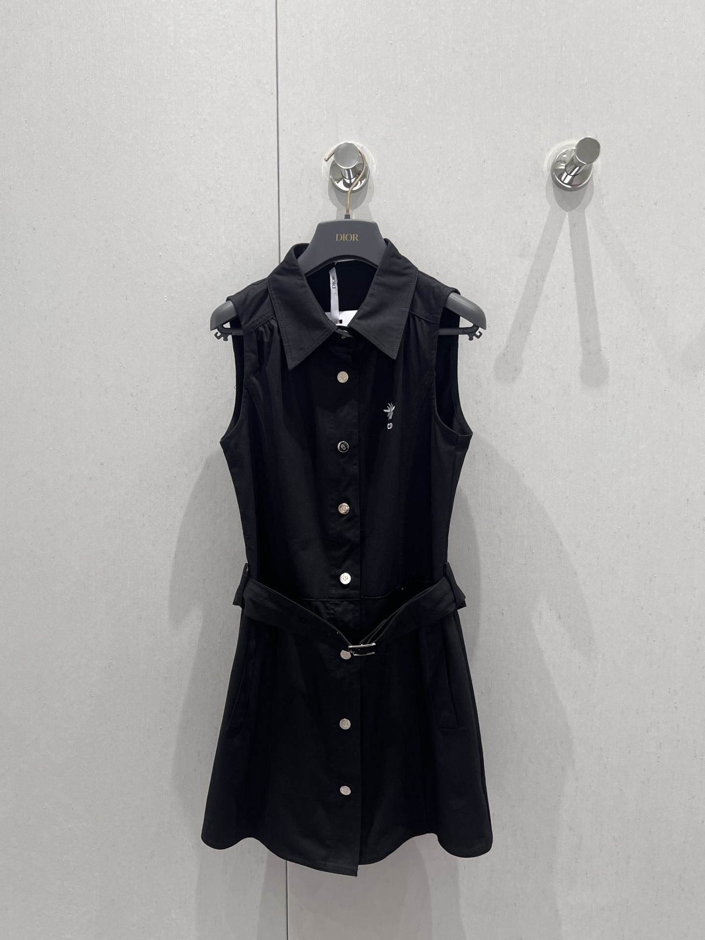 NO:411094,Support replacement Dio* 25Ss spring and summer new style bee embroidered belt denim vest dress | Exclusive high-end production!  The must-have item for fashionable and exquisite items are also a cool lapel design that is so cool that it is fried chicken. The right waist-hugging style is super body-showing the body proportions. It is fashionable and high-end, showing the style of an INS blogger!  Random and handsome, comfortable, S/M/L real photos, dior, skirts, alexander wang19860909支持换款 Dio* 25Ss春夏新款 蜜蜂刺绣腰带牛仔背心连衣裙丨独家高版出品！时髦精必收单品拍照凹造型也是酷到不行炒鸡洋气的翻领设计 恰到好处的收腰版型 上身超级显身材比例 时髦高级 尽显INS博主风！随性又帅气 舒适感 现货发售S/M/L实拍细节图,,dior,skirts,alexander wang,Women's clothing