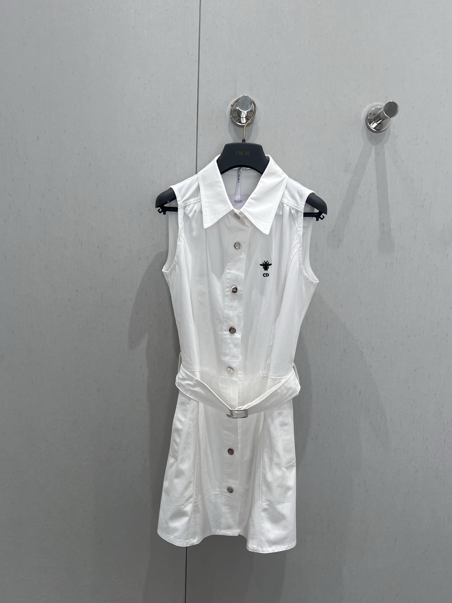 NO:411106,Support replacement Dio* 25Ss spring and summer new style bee embroidered belt denim vest dress | Exclusive high-end production!  The must-have item for fashionable and exquisite items are also a cool lapel design that is so cool that it is fried chicken. The right waist-hugging style is super body-showing the body proportions, fashionable and high-end, showing the style of INS bloggers!  Random and handsome, comfortable, S/M/L real photos, dior, skirts, alexander wang19860909支持换款 Dio* 25Ss春夏新款 蜜蜂刺绣腰带牛仔背心连衣裙丨独家高版出品！时髦精必收单品拍照凹造型也是酷到不行炒鸡洋气的翻领设计 恰到好处的收腰版型 上身超级显身材比例 时髦高级 尽显INS博主风！随性又帅气 舒适感 现货发售S/M/L实拍细节图,,dior,skirts,alexander wang,Women's clothing