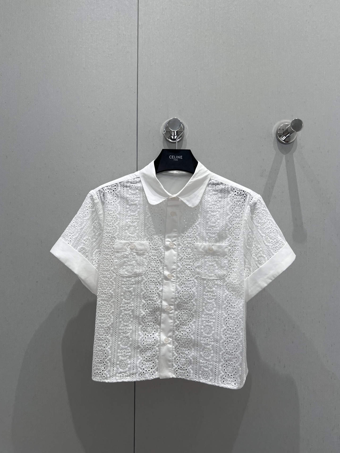 NO:335714,Support replacement Celin* 25Ss spring and summer new style retro jacquard hollow short-sleeved shirt丨Exclusive high-end production!  Twill cotton material, full texture, presenting a positioned embroidered hollow pattern Arc de Triomphe totem logo, more conspicuous and high-end illuminating details, low-key highlighting the brand style, short style optimized proportion, more casual texture, simple and high-end hollow and light feeling, fashionable and fashionable, can be worn all seasons, single wear layering, S/M/L real-life details pictures, celine,shirts,T-shirt,alexander wang19860909支持换款 Celin* 25Ss春夏新款 复古提花镂空短袖衬衫丨独家高版出品！斜纹全棉材质 质感十足 呈现出定位刺绣镂空花纹凯旋门图腾徽标 更显眼高级点亮细节 低调彰显品牌风格 短款版型优化比例 质感更为休闲 简约高级 镂空轻盈感十足 穿搭时髦洋气 四季皆可穿搭 单穿叠穿都现货发售S/M/L实拍细节图,,celine,shirts,T-shirt,alexander wang,Women's clothing