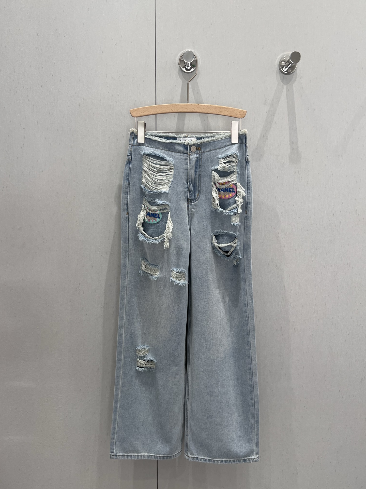 NO:409976,Support replacement Chane* 25Ss spring and summer new style, ripped straight jeans with whiskers and waist 丨Exclusive high-end production!  Customized wash cotton denim cotton fabric, soft and skin-friendly, can be controlled by any body shape, personalized design of holes, and the recognition is directly full of fashion and temperament!  Three-dimensional trouser, slimming and long legs, customized hardware accessories, full of texture, on-site SML real-life details, chanel, jeans, alexander wang19860909支持换款 Chane* 25Ss春夏新款 须边腰头破洞直筒牛仔裤丨独家高版出品！定制洗水棉牛仔棉面料 柔软亲肤 任何身形都可以驾驭 破洞个性设计 辨识度直接拉满 时髦显气质！裤身立体裁剪 显瘦显腿长 定制五金配件,质感满满~现货发售 SML实拍细节图,,chanel,jeans,alexander wang,Women's clothing