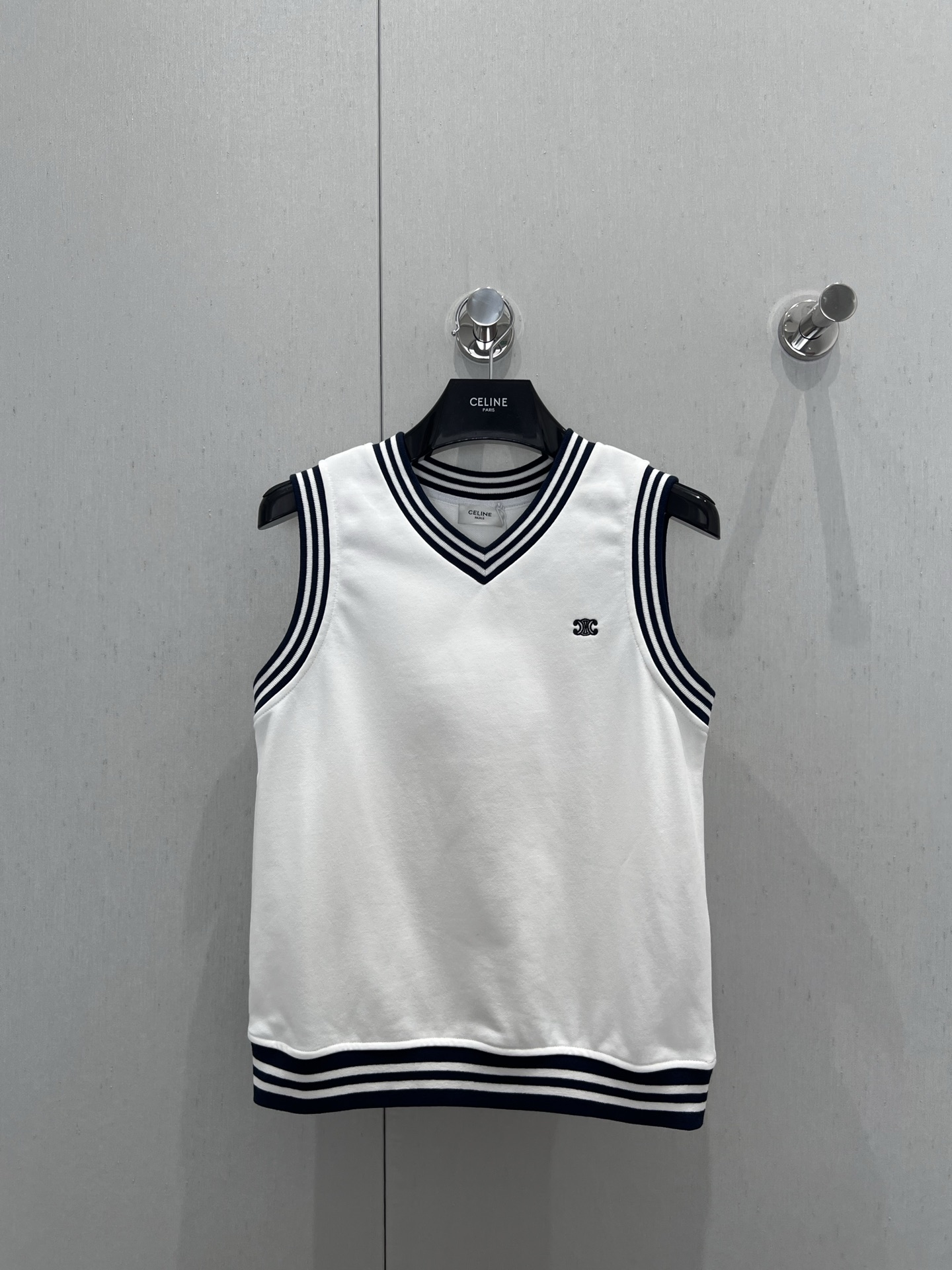 NO:335698,Support replacement Celin* 25Ss spring and summer new V-neck sleeveless vest top | Exclusive high-end production!  Cotton material is made of natural skin-friendly. V-neck modifies the neck lines and lengthens the visual effect of the neck. The sleeveless design reveals the arm lines, showing a neat and capable style. The neckline, cuffs and hem are made of two-color ribbed trim to increase the three-dimensionality and exquisiteness of the clothing. S/M/L real-life details pictures are available in stock, celine, alexander wang19860909支持换款 Celin* 25Ss春夏新款 V领无袖背心上衣丨独家高版出品！选用棉材质,天然亲肤 V领修饰颈部线条,拉长颈部视觉效果 无袖设计露出手臂线条,展现利落干练风格. 领口、袖口及下摆处采用双色罗纹饰边,增加服装立体感与精致度 现货发售S/M/L实拍细节图,,celine,alexander wang,Women's clothing