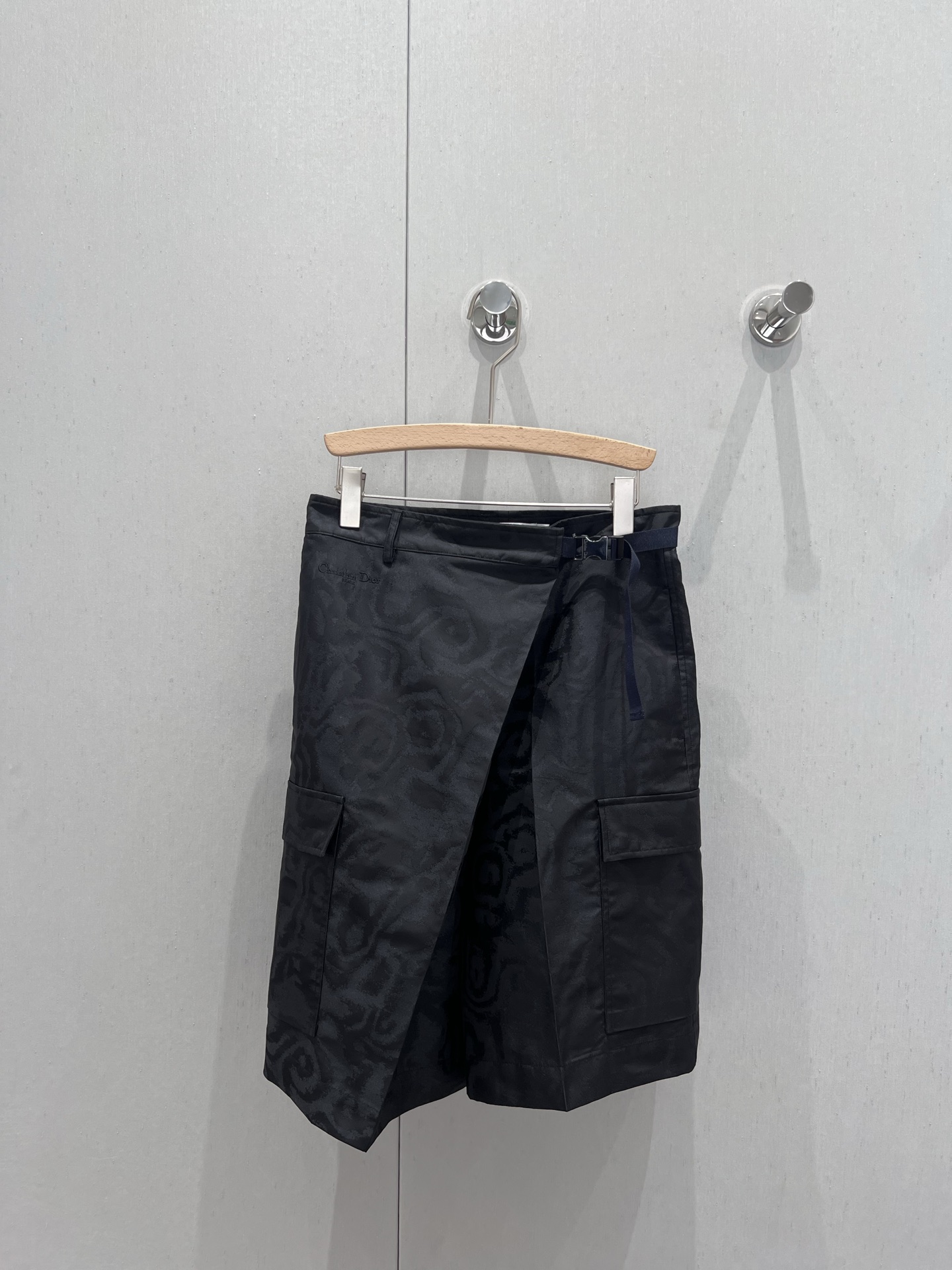 NO:335675,Support replacement Dio* 25Ss spring and summer new style wrap work clothes casual shorts | Exclusive yb development!  High-end production!  These pants are easy to wear! Real name Amway!  The clean and neat loose style has a casual and unruly street laziness. The cool and cool pants are really good. The loose style covers the flesh and makes you look slimming. The retro work style is also added to the sense of handsomeness when walking. You must have a place to contract your various tops and raise your waistline, so that the smaller one can also wear a three-seven-six-six-sized body proportion!  My sisters closed my eyes and rushed forward!  S/M/L real photos, dior, shorts, alexander wang19860909支持换款 Dio* 25Ss春夏新款 裹身工装休闲短裤丨独家yb开发！高版出品！这条裤子好穿程度实名安利！干净利落的宽松版型 自带随性不羁的街头慵懒感 又酷又飒裤型质感真的绝了宽松版型遮肉显瘦 修饰腿部的同时增加复古工装感 走路都带风的帅气感必须拥有一席之地承包你的各种上衣搭配抬高腰线 让小个子也能穿出三七分身材比例！姐妹们都给我闭眼冲！现货发售 S/M/L实拍细节图,,dior,shorts,alexander wang,Women's clothing