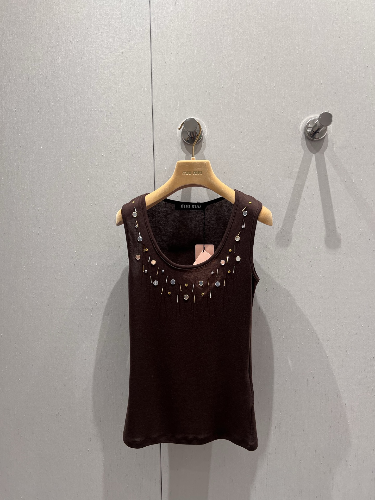 NO:335697,Support replacement Miumi* 25Ss spring and summer new model caramel color beaded metal decorative slim vest | Exclusive high-end production!  The style of the INS blogger is the style of a free upper body. The clean and neat tailoring and the custom fabric with excellent texture can easily make you look fashionable!  Delicate and super textured, strong inclusiveness, easy to control the upper body, no choice but to wear the body, whoever wears the body, whoever looks good. Fashionable people should have a piece of customized fabric, breathable and comfortable, and it is sold in stock. SML real-life details, miumiu, alexander wang19860909支持换款 Miumi* 25Ss春夏新款 焦糖色钉珠金属装饰修身背心丨独家高版出品！随意上身都是INS博主风 干净利落的剪裁搭配质感绝佳的定制面料轻松穿出时髦感！细腻超有质感 包容性强 上身轻松驾驭 不挑身材的好穿谁穿谁好看的版型 时髦精们都应有一件采用定制面料 透气舒适感爆棚现货发售 SML实拍细节图,,miumiu,alexander wang,Women's clothing