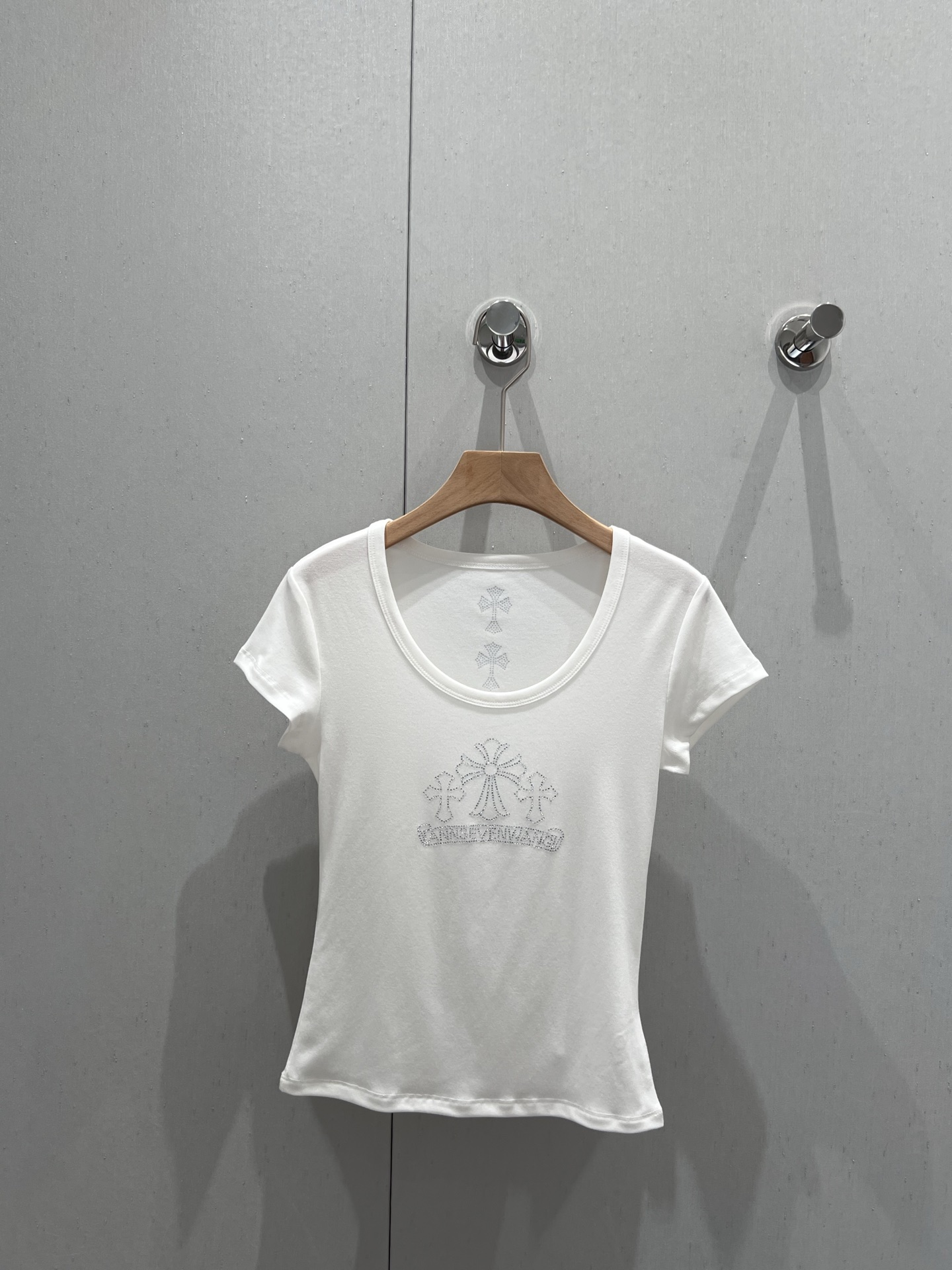 NO:411049,Support for replacement Chorme heart* 25ss Spring and Summer New Cross Hot Diamond Printed Round Neck Short Sleeve T-shirt | Exclusive high-end production!  The super versatile short-sleeved Tee, the base Tee that feels like a silk mask, is the most demand for fashionable people. It has a slack feeling, and it has a texture and casual look when worn. S/M/L real-life details pictures are available in stock, T-shirt, tees, t-shirt, alexander wang19860909支持换款 Chorme heart* 25ss春夏新款 十字架烫钻印花圆领短袖T恤丨独家高版出品！超百搭的短袖Tee,触感像蚕丝面膜般的打底Tee,就是时髦精的刚需.自带松弛感,穿上就是有质感,且随性的范儿.现货发售S/M/L实拍细节图,,T-shirt,tees，t-shirt,alexander wang,Women's clothing