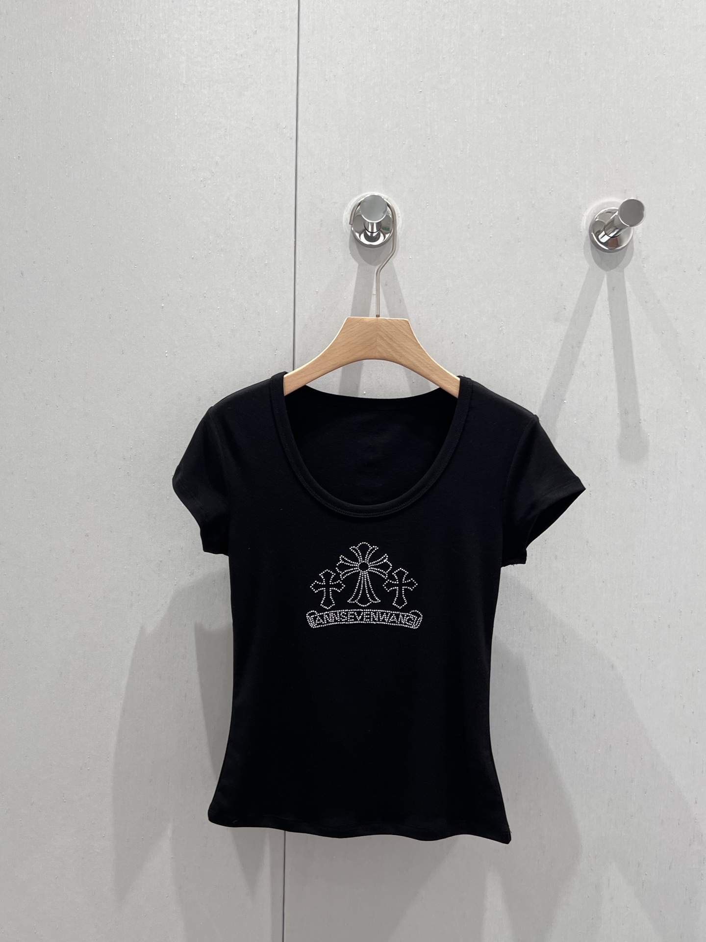 NO:411008,Support for replacement Chorme heart* 25ss Spring and Summer New Cross Hot Diamond Printed Round Neck Short Sleeve T-shirt | Exclusive high-end production!  The super versatile short-sleeved Tee, the base Tee that feels like a silk mask, is the most demand for fashionable people. It has a slack feeling, and it has a texture and casual look when worn. S/M/L real-life details pictures are available in stock, T-shirt, tees, t-shirt, alexander wang19860909支持换款 Chorme heart* 25ss春夏新款 十字架烫钻印花圆领短袖T恤丨独家高版出品！超百搭的短袖Tee,触感像蚕丝面膜般的打底Tee,就是时髦精的刚需.自带松弛感,穿上就是有质感,且随性的范儿.现货发售S/M/L实拍细节图,,T-shirt,tees，t-shirt,alexander wang,Women's clothing