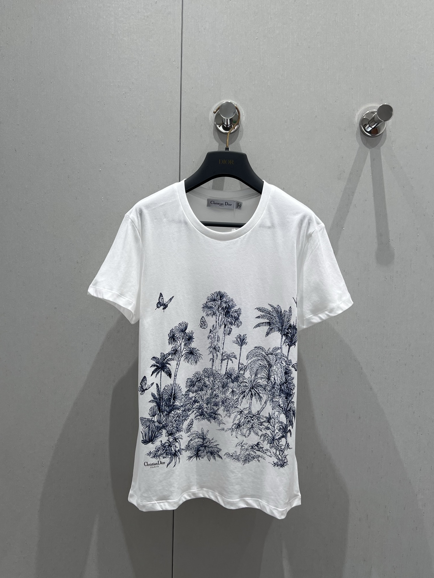 NO:411034,Support replacement Dio* 25Ss spring and summer new style floral printed round neck short-sleeved T-shirt | Exclusive high-end production!  Cotton and linen-blend jersey fabric, light texture, skin-friendly and breathable on the upper body, low-saturation blue presents plant flowers and sporadic butterfly flowers, comfortable and suitable for body cutting, different from OS large version, not big or small, upper body slimming and figure showing, you can easily match pants or skirts. S/M/L real-life details pictures, dior, skirts, T-shirt, tees, t-shirt, alexander wang19860909支持换款 Dio* 25Ss春夏新款 花卉印花圆领短袖T恤丨独家高版出品！棉质和亚麻混纺平纹针织面料,质感轻盈,上身亲肤透气,低饱和度的蓝色呈现植物花卉和零星蝴蝶花卉,舒适合身版型裁剪,区别于OS大版型,不大不小上身显瘦显身材,随意搭配裤子或者半裙都可 现货发售S/M/L实拍细节图,,dior,skirts,T-shirt,tees，t-shirt,alexander wang,Women's clothing