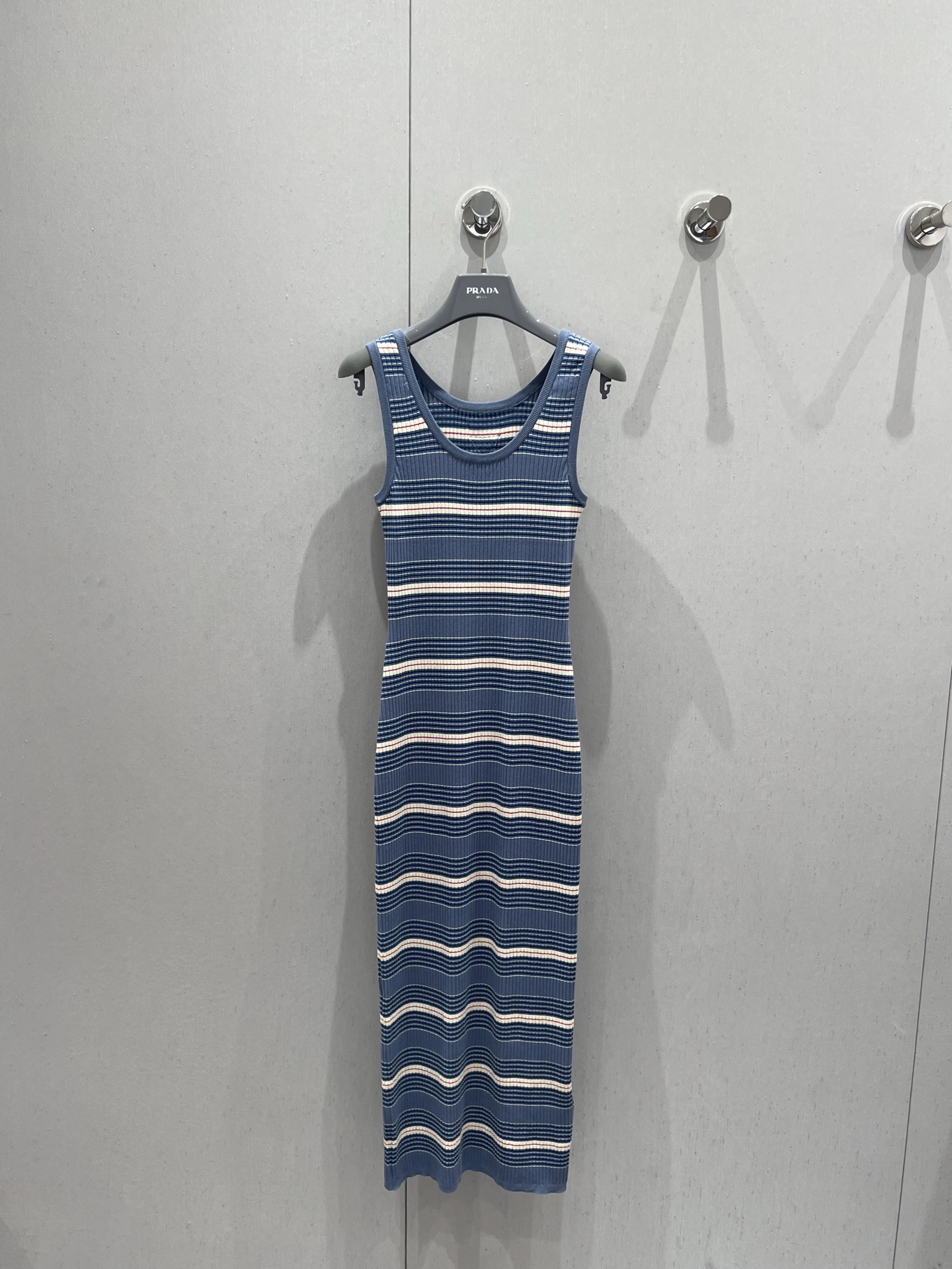 NO:411020,Supports replacement of Prad* 25Ss spring and summer new style striped stretch cotton knitted dress | Exclusive yb development!  High-end production!  Rib knitted enriches the texture of this sleeveless stretch cotton dress. The striped pattern, as a classic summer element, adds vitality to this slim outfit and is decorated with the iconic triangular logo. S/M/L real-life details, prada, skirts, alexander wang19860909支持换款Prad* 25Ss春夏新款 条纹弹力棉针织连衣裙丨独家yb开发！高版出品！罗纹针织丰富了这款无袖弹力棉连衣裙的质感.条纹图案,作为夏季经典元素,为这款修身服饰增添活力,并装饰有标志性的三角形徽标.现货发售S/M/L实拍细节图,,prada,skirts,alexander wang,Women's clothing