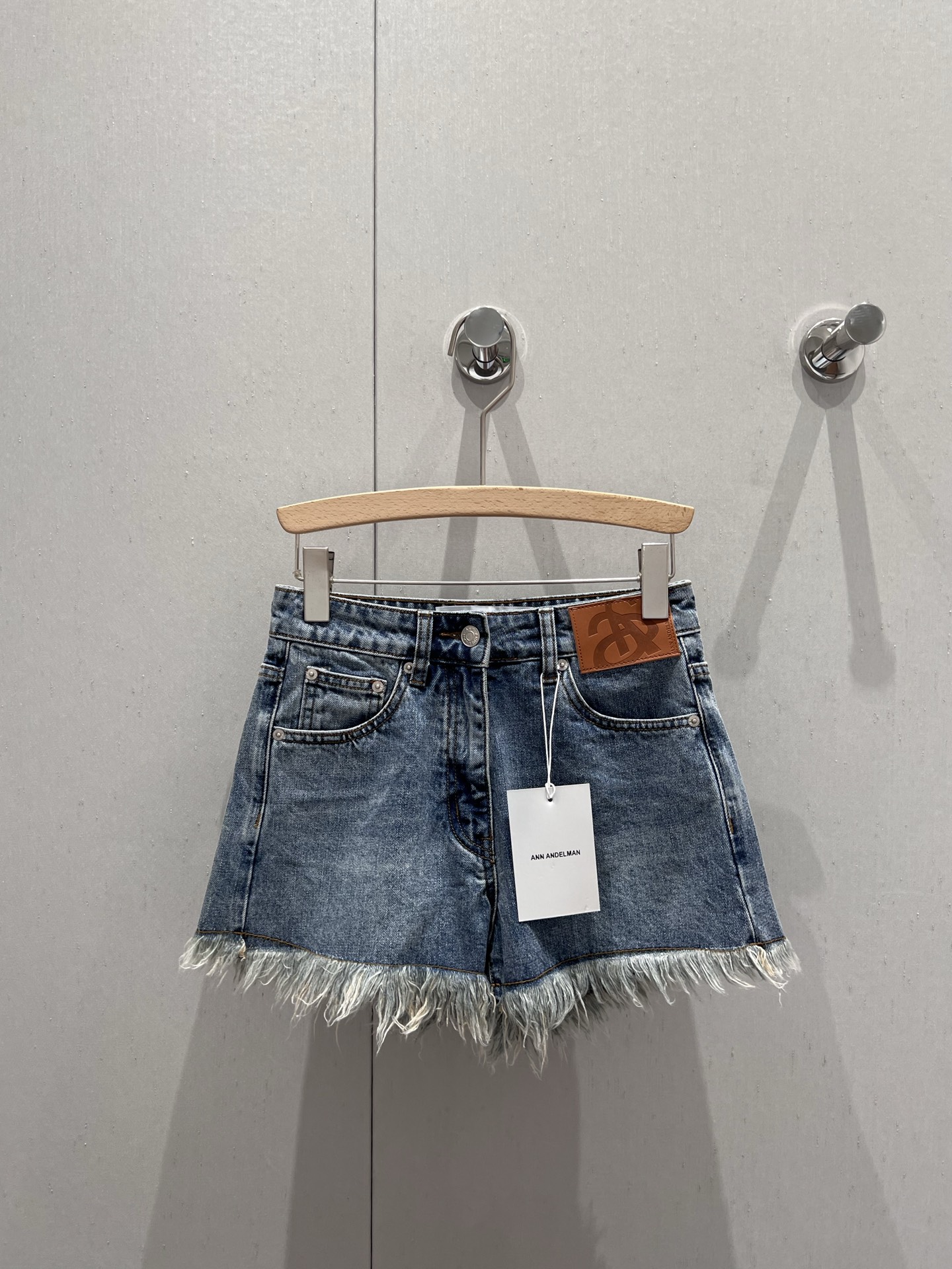 NO:412371,Supports replacement Ann andelma* 25Ss spring and summer new style, whisker-edged leather brand denim shorts丨Exclusive high-end production!  Hem whisker tassels, front leather brand design, classic denim blue, imported denim cotton fabric, soft and skin-friendly, simple and versatile, must-have for summer, customized hardware accessories, full of texture~ on sale in stock S/M/L Real-life details, shorts, alexander wang19860909支持换款 Ann andelma* 25Ss春夏新款 毛须边皮牌牛仔短裤丨独家高版出品！下摆毛须流苏 前侧皮牌设计 经典牛仔蓝色系 采用进口牛仔棉面料 柔软亲肤 简约百搭款 夏天必入款 定制五金配件,质感满满~现货发售 S/M/L 实拍细节图,,shorts,alexander wang,Women's clothing