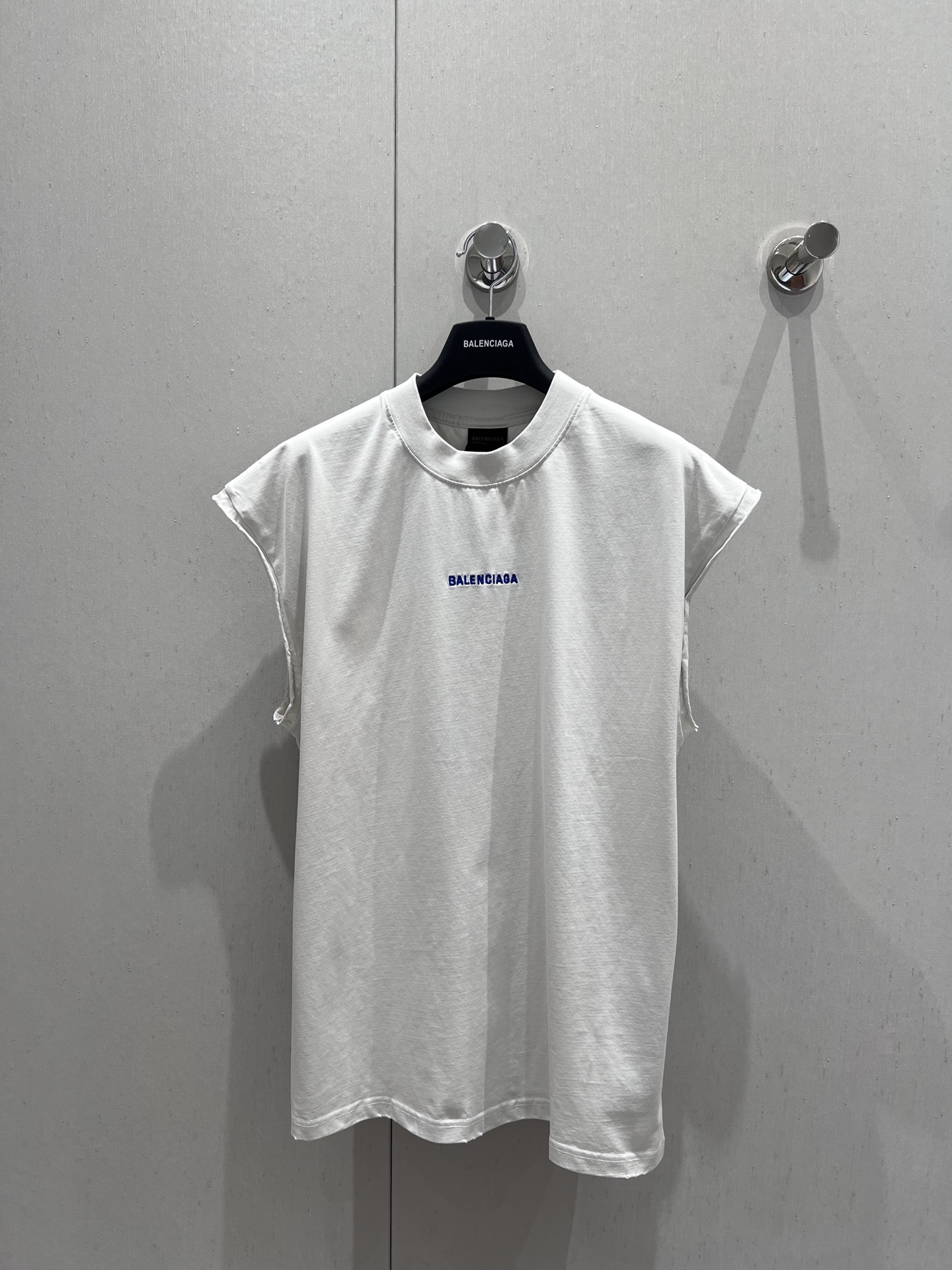 NO:412356,Support replacement Balenc*aga 25Ss spring and summer new logo embroidered sleeveless vest丨Exclusive yb development!  High-end production!  The same style for men and women, super loose oversize sleeveless vest, simple and elegant basic style, the upper body is INS blogger style, various small details are online, easy to control the upper body, easy to wear, easy to wear, the rotator sleeves are widened, whoever wears the beautiful style, fashionable people should have a piece of customized fabric, the comfort is very exciting, on-site S/M/L, real-time details,,balenciaga,versace,alexander wang19860909支持换款 Balenc*aga 25Ss春夏新款 logo刺绣无袖背心丨独家yb开发！高版出品！男女同款 超宽松oversize版型无袖背心 简约大方的基础款 随意上身都是INS博主风 各种小细节在线 上身轻松驾驭 不挑身材的好穿肩袖处加宽的设计谁穿谁好看的版型 时髦精们都应有一件采用定制面料 舒适感爆棚现货发售 S/M/L 实拍细节图,,balenciaga,versace,alexander wang,Women's clothing