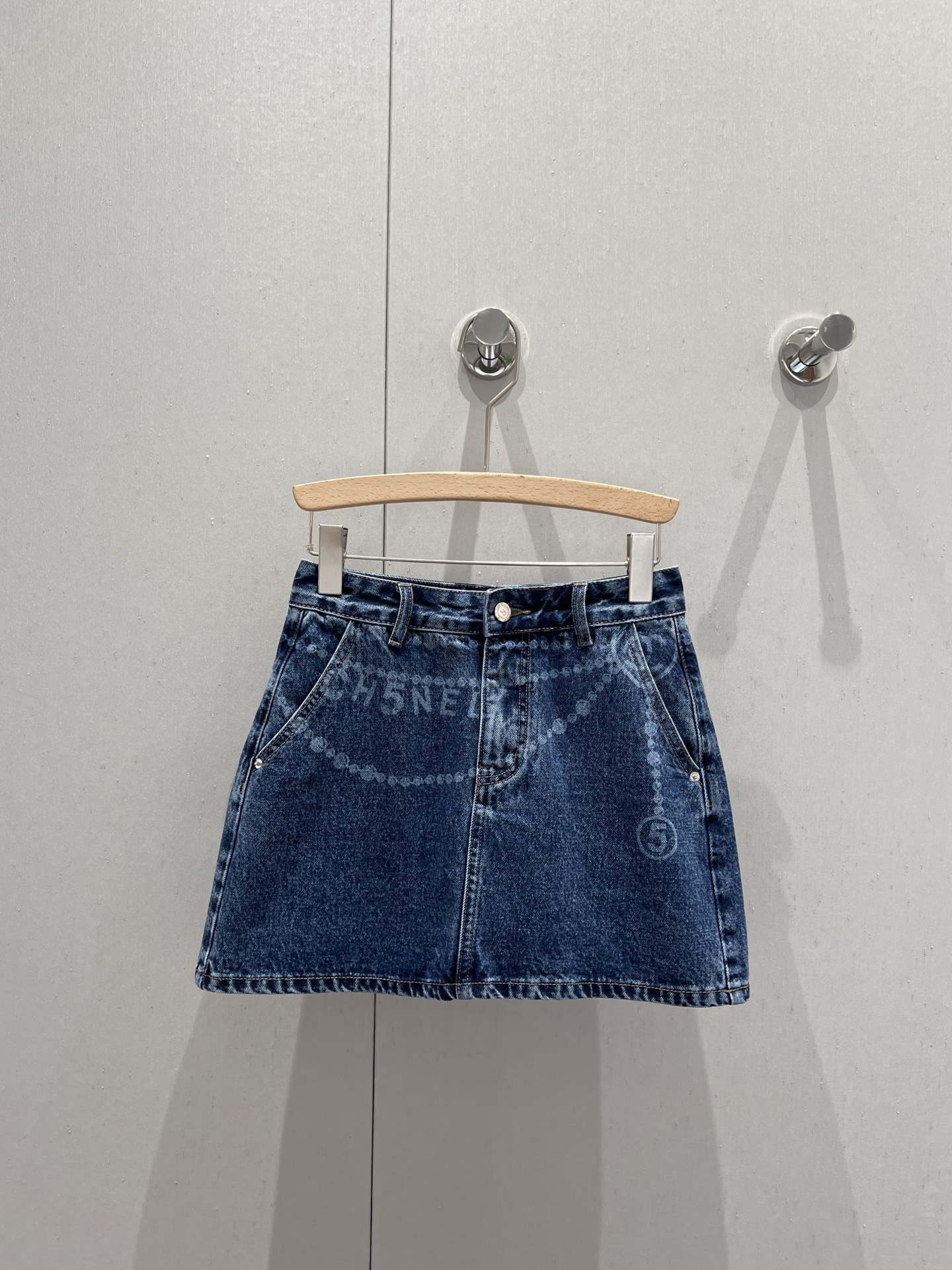 NO:412341,Support for replacement Chane* 25Ss spring and summer new style chain laser printed denim skirt丨Exclusive high-end production!  The A-line style of the skirt is very covers the hips and makes you look slim. It is a must-have style when you go out for fun. It is super good to take photos and make you look slim and versatile. Who can not love it if you look slim and versatile!  Small girls can also handle it completely!  Easy to wear and feel fashionable in stock S/M/L real photos, chanel, skirts, alexander wang19860909支持换款 Chane* 25Ss春夏新款 链条激光印花牛仔半裙丨独家高版出品！半裙A字版型 非常遮胯显瘦 出门游玩必带款 拍照超级出片 显瘦百搭谁能不爱！小个子女生也是完全都能驾驭的！轻松穿出时髦感现货发售S/M/L实拍细节图,,chanel,skirts,alexander wang,Women's clothing