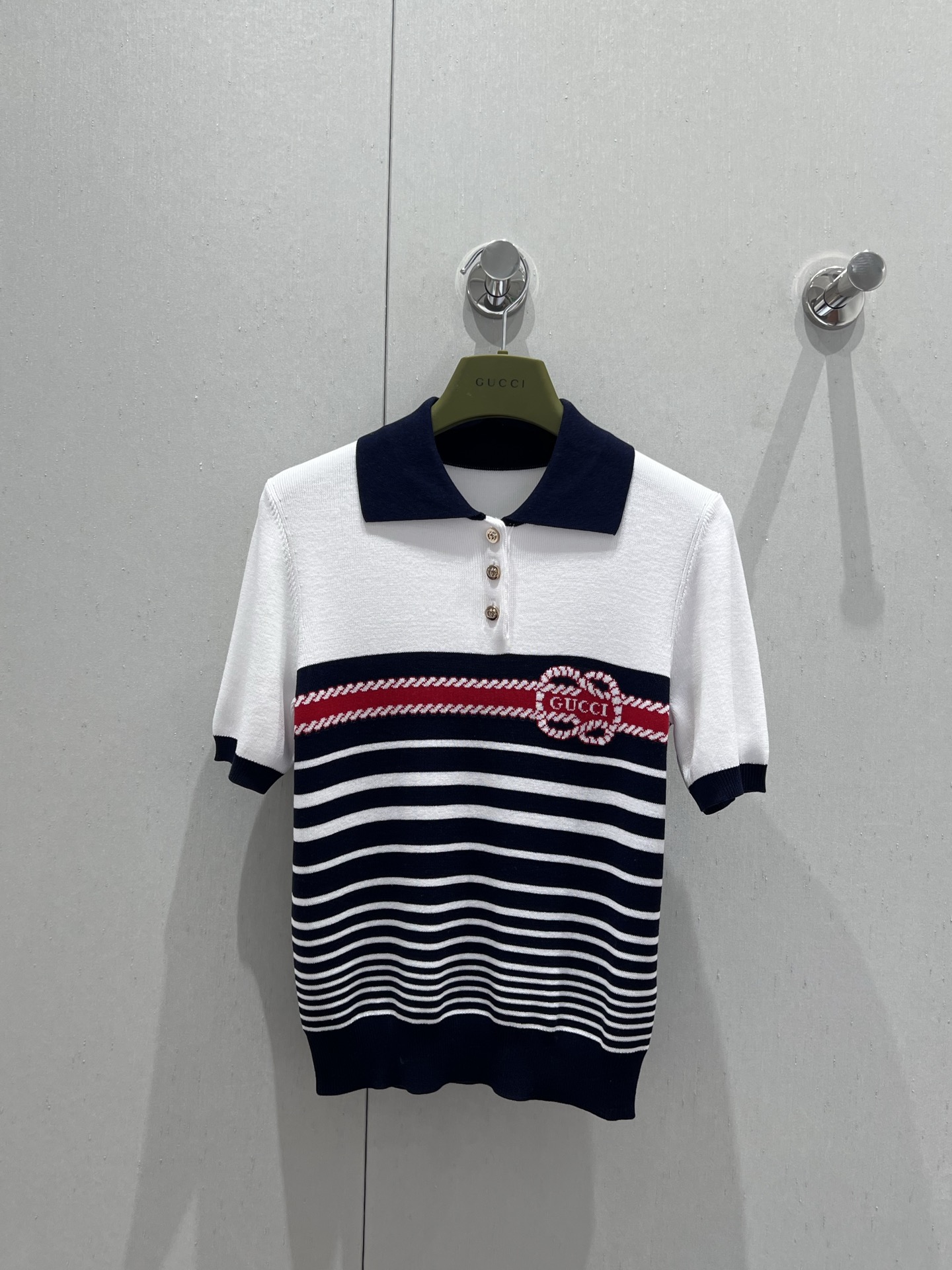 NO:411061,Support replacement Gucc* 25Ss spring and summer new style, striped control must-in age-reducing temperament polo knitted top | Exclusive yb development!  High-end production!  British College's style of the charming stripe design A-shaped upper body looks huge and slim!  The classic slim fit style is not picky, the original customized inlay letter logo embellishment, and the retro letter embroidery is low-key and fashionable!  Imported blended yarn has super comfortable texture!  Perfect workmanship quality depends on the details!  S/M/L real photos, gucci, alexander wang19860909支持换款 Gucc* 25Ss春夏新款 条纹控必入减龄气质polo针织小上衣丨独家yb开发！高版出品！英伦学院风间色条纹设计A字版型上身巨显瘦！经典修身版型不挑人,原版定制嵌花字母logo点缀,复古字母刺绣低调又时髦！进口混纺纱质感超舒适！完美做工品质看细节！现货发售S/M/L实拍细节图,,gucci,alexander wang,Women's clothing