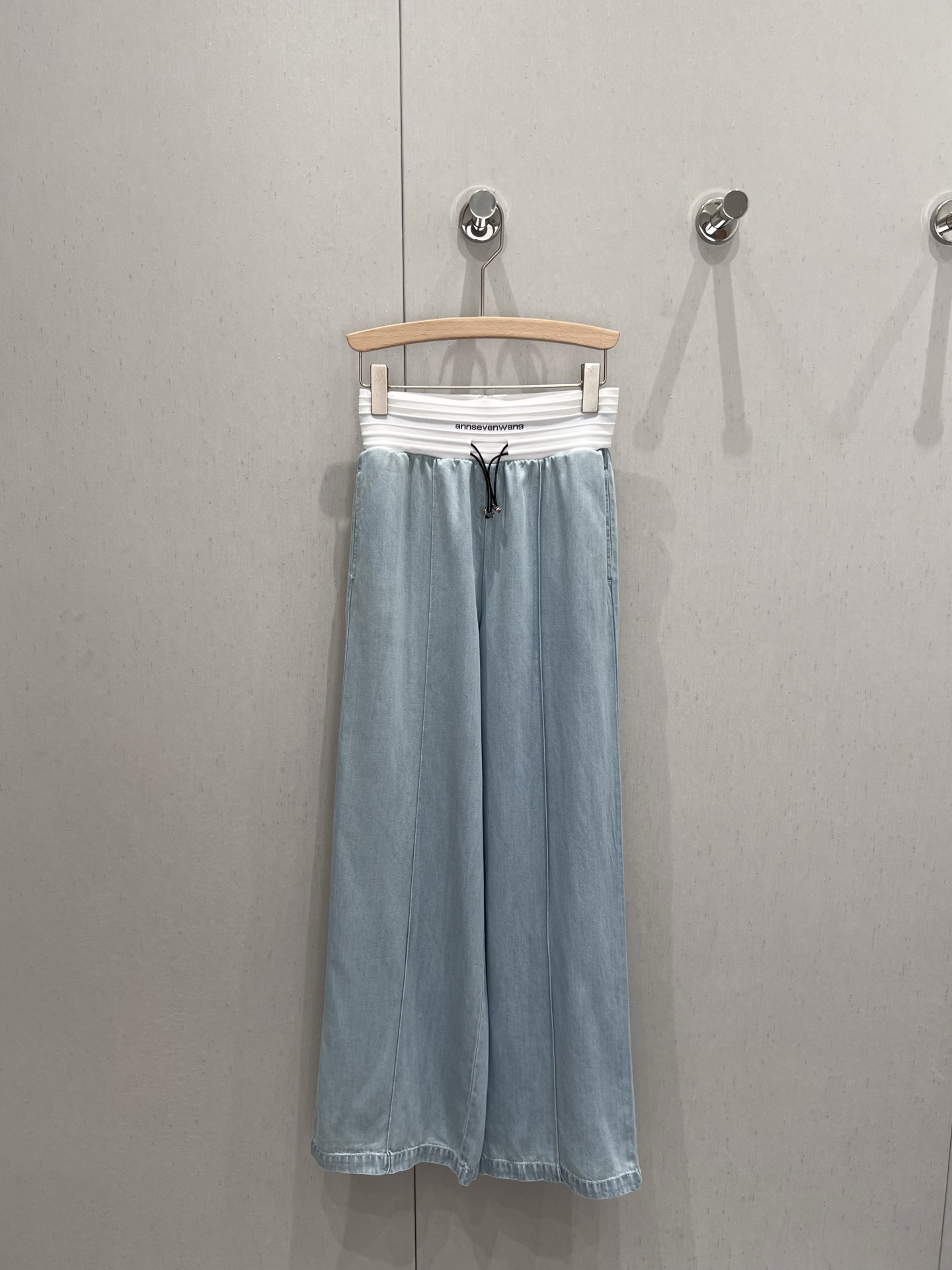 NO:412328,Support replacement, designer model, 25Ss spring and summer new style, drawstring thread elastic waist Tensile jeans | Exclusive high-end production!  The upper body looks very slim!  Pure cotton Tencel denim fabric has a great texture!  The retro water washing process is versatile and not picky about people with long legs!  Highly recommend your own version!  The original custom workmanship quality depends on the details!  S/M/L real photos, jeans, alexander wang19860909支持换款 设计师款 25Ss春夏新款 抽绳款螺纹松紧腰天丝牛仔裤丨独家高版出品！版型上身超显瘦！纯棉天丝牛仔面料质感超赞！复古洗水工艺百搭不挑人大长腿神器绝绝子！强烈推荐自留款！原版定制做工品质看细节！现货发售 S/M/L实拍细节图,,jeans,alexander wang,Women's clothing