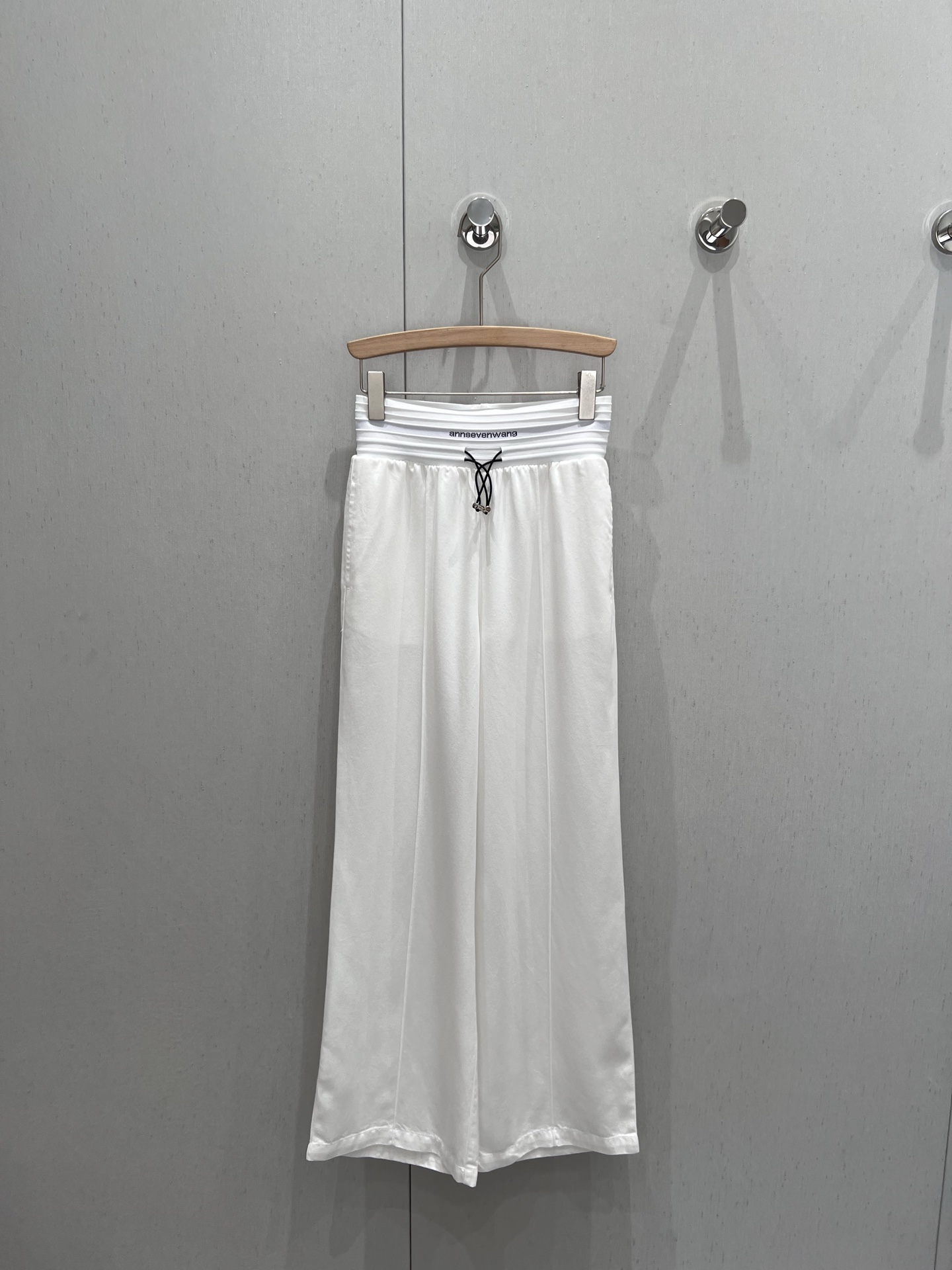 NO:412317,Support replacement, designer model, 25Ss spring and summer new style, drawstring thread elastic waist Tensile jeans | Exclusive high-end production!  The upper body looks very slim!  Pure cotton Tencel denim fabric has a great texture!  The retro water washing process is versatile and not picky about people with long legs!  Highly recommend your own version!  The original custom workmanship quality depends on the details!  S/M/L real photos, jeans, alexander wang19860909支持换款 设计师款 25Ss春夏新款 抽绳款螺纹松紧腰天丝牛仔裤丨独家高版出品！版型上身超显瘦！纯棉天丝牛仔面料质感超赞！复古洗水工艺百搭不挑人大长腿神器绝绝子！强烈推荐自留款！原版定制做工品质看细节！现货发售 S/M/L实拍细节图,,jeans,alexander wang,Women's clothing