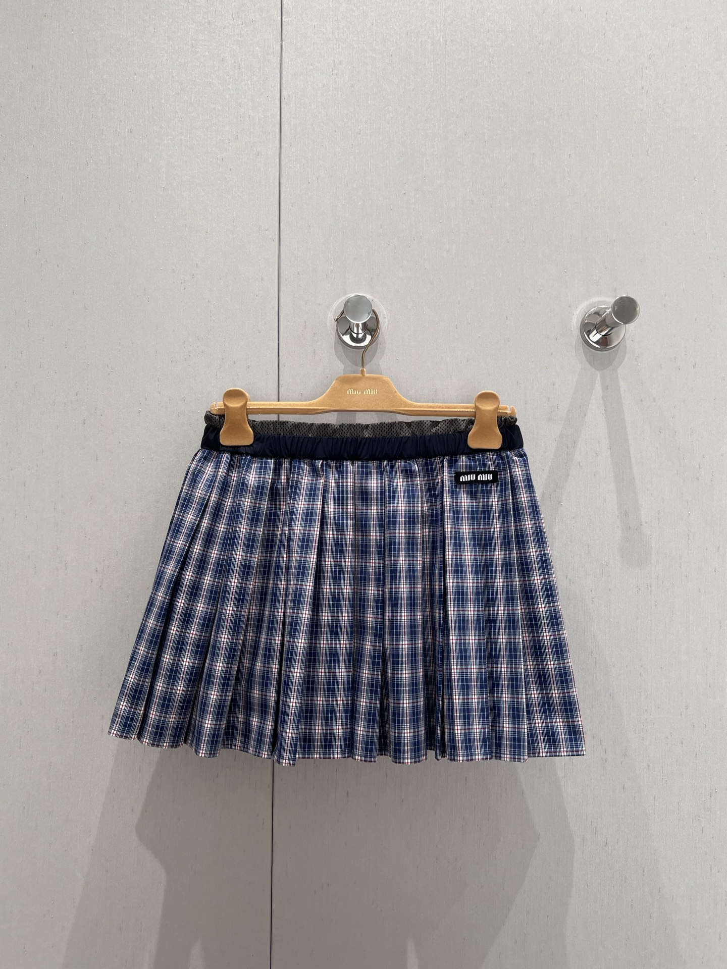 NO:412351,Support replacement Miumi* 25Ss spring and summer new style, intellectual classic plaid pleated skirt丨Exclusive yb development!  High-end production!  Customized woven fabrics with brand logo patches, mesh spliced ​​lace elastic waist (it is recommended to expose the waist) pleated silhouette hem, a set of matching looks better, college style is available in stock, real-life details of S/M/L, miumiu, skirts, alexander wang19860909支持换款 Miumi* 25Ss春夏新款 知识分子经典格纹百褶短裙丨独家yb开发！高版出品！定制色织面料 饰有品牌标识贴饰 网纱拼接蕾丝松紧腰头（穿搭建议露出腰头）百褶廓形下摆 一套搭配更好看 学院风现货发售 S/M/L实拍细节图,,miumiu,skirts,alexander wang,Women's clothing