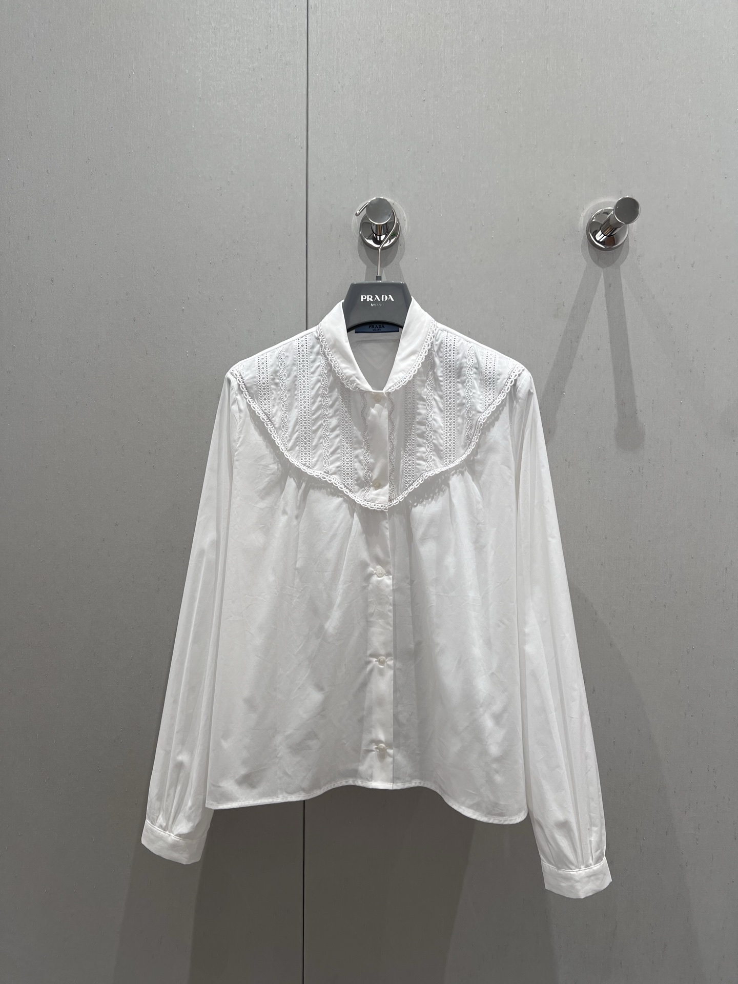 NO:412335,Support replacement Prad* 25Ss spring and summer new style hollow embroidered lace shirt | Exclusive yb development!  High-end production!  100% pure cotton material, soft and skin-friendly, exquisite lace hollow patterns on the neckline, outlining romantic outlines. The lantern sleeve design is retro and playful. It is fresh and eye-catching alone, and it can easily create a sense of layering with a jacket, unlocking you a variety of fashionable styles. S/M/L real-life details pictures, prada, jackets & coats, alexander wang19860909支持换款 Prad* 25Ss春夏新款 镂空刺绣花边衬衣丨独家yb开发！高版出品！采用百分百纯棉材质,柔软亲肤,领口精致蕾丝镂空花纹,勾勒出浪漫轮廓.灯笼袖设计,复古又俏皮 .单穿清新吸睛,搭配外套亦能轻松打造层次感,为你解锁多样时尚造型.现货发售 S/M/L实拍细节图,,prada,jackets & coats,alexander wang,Women's clothing