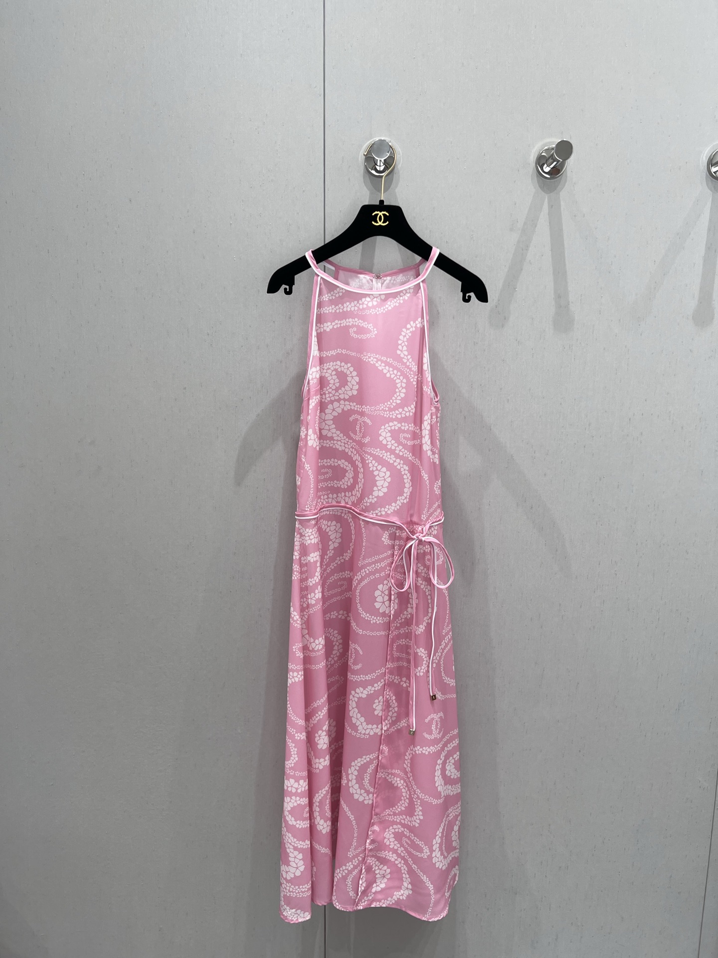 NO:412330,Support for replacement Chane* 25Ss spring and summer new style printed halter dress | Exclusive high-end production!  Imported twill thick material, refreshing and breathable, soft and skin-friendly, presenting a thin and translucent texture, cut neck skirt, rag-shoulder surround necklace design, irregular and staggered camellia pattern, interspersed with double C logo, highlighting the brand style, complex visual effects, creating a romantic and beautiful style, full of personality and creativity, proportional waistline short on the upper and lower lengths to modify the body shape and beautify the proportion, slit skirt improves skin exposure, and makes the vacation feel full. The first choice for refreshing summer is available in stock. S/M/L real-life details pictures, chanel, skirts, alexander wang19860909支持换款 Chane* 25Ss春夏新款 印花挂脖连衣裙丨独家高版出品！进口斜纹稠材质 清爽透气 柔软亲肤 呈现轻薄微透质感 挂脖连衣长裙裁剪 插肩环绕领口腰间系带设计 通体满印不规则错落山茶花图案 穿插双C徽标 凸显品牌格调 纷繁复杂的视觉效果 打造浪漫唯美风格 充满个性和创意 比例腰线上短下长修饰身型美化比例 开衩裙摆提升露肤度 让度假感拉满 夏季清爽首选现货发售 S/M/L实拍细节图,,chanel,skirts,alexander wang,Women's clothing