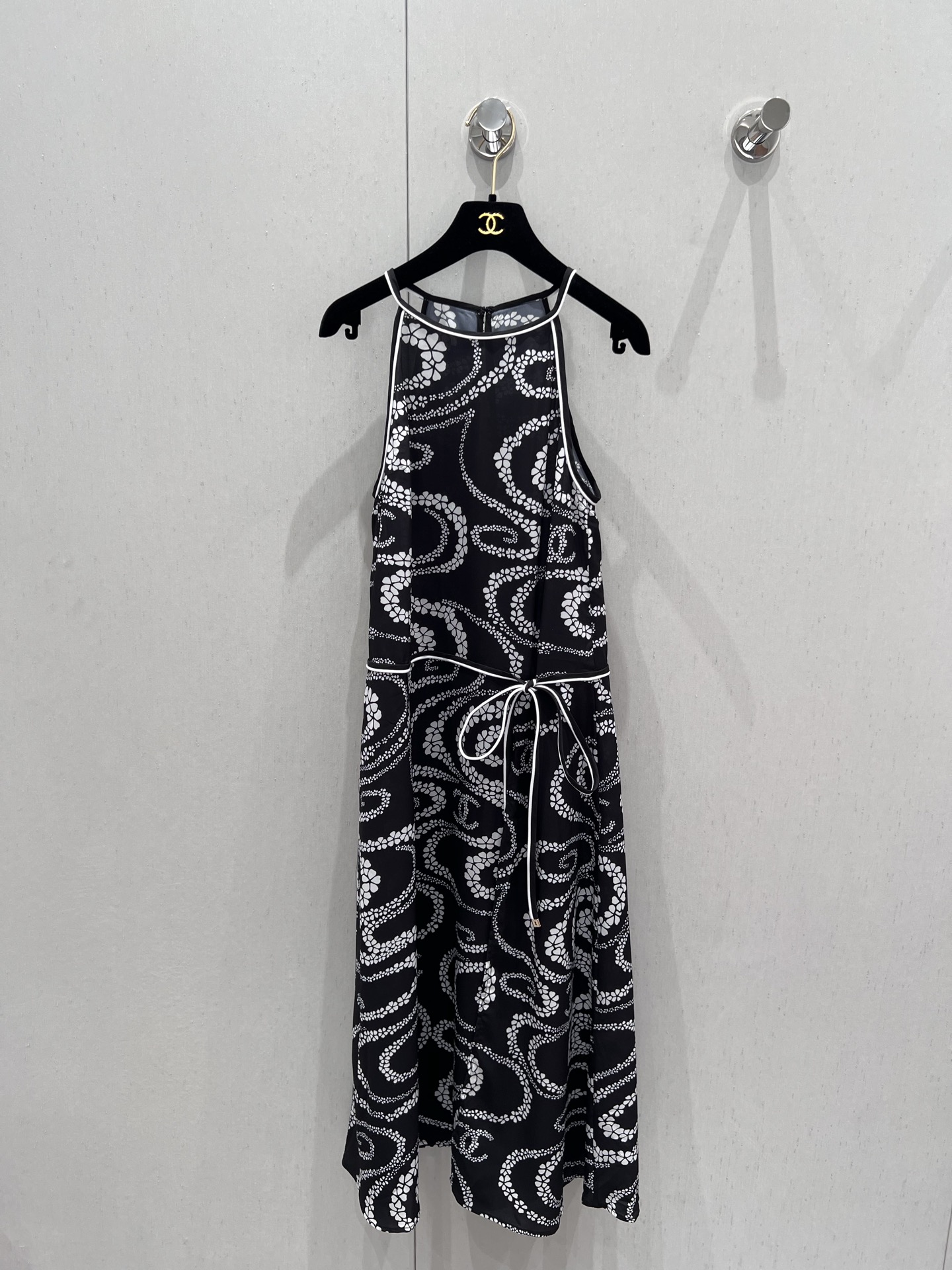 NO:412319,Support for replacement Chane* 25Ss spring and summer new style printed halter dress | Exclusive high-end production!  Imported twill thick material, refreshing and breathable, soft and skin-friendly, presenting a thin and translucent texture, cut neck skirt, rag-shoulder surround necklace, waist lace design, irregular and staggered camellia pattern, interspersed with double C logo, highlighting the brand style, complex visual effects, creating a romantic and beautiful style, full of personality and creativity, proportional waistline, short and long at the upper and lower lengths to modify the body shape and beautify the proportion, slit skirt improves skin exposure, and makes the vacation feel full. The first choice for refreshing summer is available in stock S/M/L, real-time details, chanel, skirts, alexander wang19860909支持换款 Chane* 25Ss春夏新款 印花挂脖连衣裙丨独家高版出品！进口斜纹稠材质 清爽透气 柔软亲肤 呈现轻薄微透质感 挂脖连衣长裙裁剪 插肩环绕领口腰间系带设计 通体满印不规则错落山茶花图案 穿插双C徽标 凸显品牌格调 纷繁复杂的视觉效果 打造浪漫唯美风格 充满个性和创意 比例腰线上短下长修饰身型美化比例 开衩裙摆提升露肤度 让度假感拉满 夏季清爽首选现货发售 S/M/L 实拍细节图,,chanel,skirts,alexander wang,Women's clothing