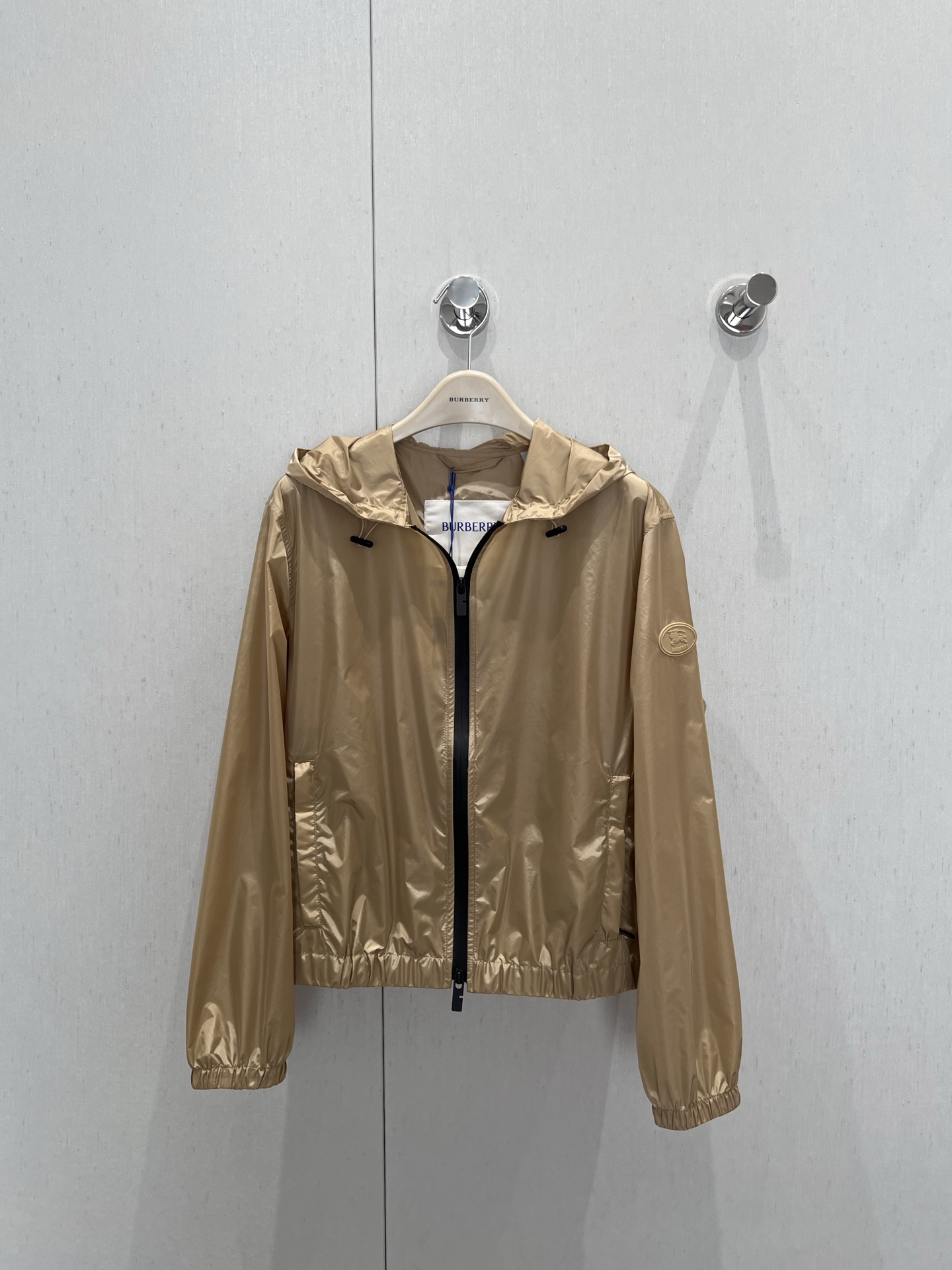 NO:418814,Support replacement Burberr* 25SS summer new model Knight war horse printed thin zipper jacket | Exclusive yb development!  High-end production!  The three-dimensional silicone badge on the left arm restores the shield-shaped herald of the royal family in 1901. The war horse print on the back is even more mysterious. The khaki version is splashed with moonlight and white glaze. The black version is stained with antique gold sand. When the wind in the evening passes the totem behind the back, the whole picture looks like liquid metal flowing. This is the confidence to wear the noble medal into daily life. The real luxury goods of the old British brand. S/M/L real-life details pictures are available in stock, burberry, jackets & coats, alexander wang19860909支持换款 Burberr* 25SS夏季新款 骑士战马印花轻薄拉链外套丨独家yb开发！高版出品！左臂的立体硅胶徽章 还原了1901年皇室授勋的盾形纹章 背面的战马印花更暗藏玄机 卡其色款泼洒月光白釉彩 黑色版晕染着古董金砂 当傍晚的风掠过背后图腾 整幅画面竟像液态金属在流动 这种把贵族勋章穿成日常的底气 才是英伦老牌真正的奢侈品 现货发售S/M/L实拍细节图,,burberry,jackets & coats,alexander wang,Women's clothing