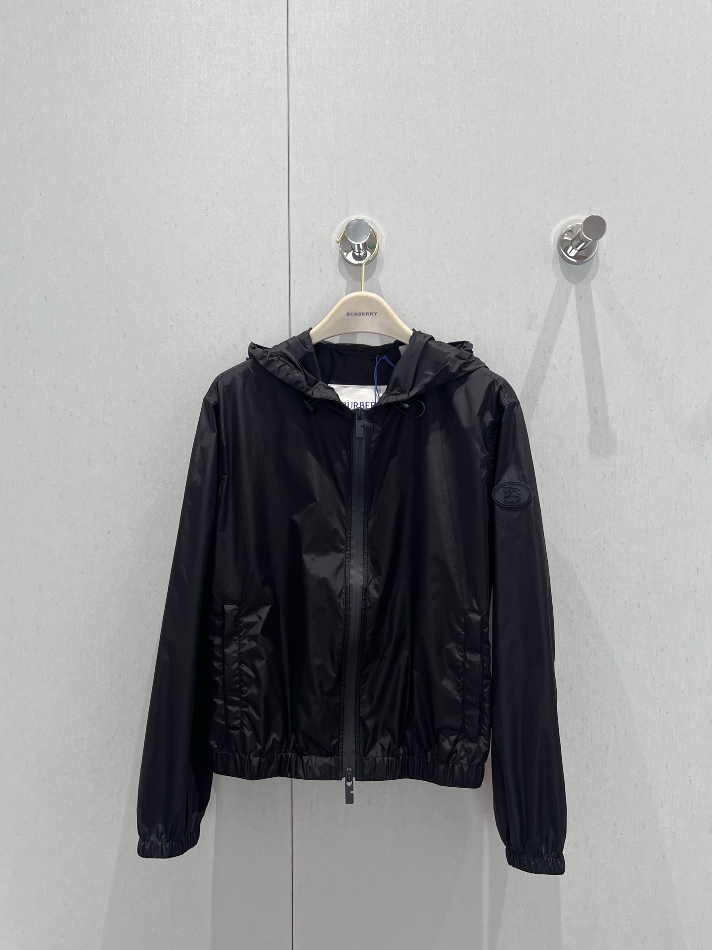 NO:418796,Support replacement Burberr* 25SS summer new model Knight war horse printed thin zipper jacket | Exclusive yb development!  High-end production!  The three-dimensional silicone badge on the left arm restores the shield-shaped herald of the royal family in 1901. The war horse print on the back is even more mysterious. The khaki version is splashed with moonlight and white glaze. The black version is stained with antique gold sand. When the wind in the evening passes the totem behind the back, the whole picture looks like liquid metal flowing. This is the confidence to wear the noble medal into daily life. The real luxury goods of the old British brand. S/M/L real-life details pictures are available in stock, burberry, jackets & coats, alexander wang19860909支持换款 Burberr* 25SS夏季新款 骑士战马印花轻薄拉链外套丨独家yb开发！高版出品！左臂的立体硅胶徽章 还原了1901年皇室授勋的盾形纹章 背面的战马印花更暗藏玄机 卡其色款泼洒月光白釉彩 黑色版晕染着古董金砂 当傍晚的风掠过背后图腾 整幅画面竟像液态金属在流动 这种把贵族勋章穿成日常的底气 才是英伦老牌真正的奢侈品 现货发售S/M/L实拍细节图,,burberry,jackets & coats,alexander wang,Women's clothing