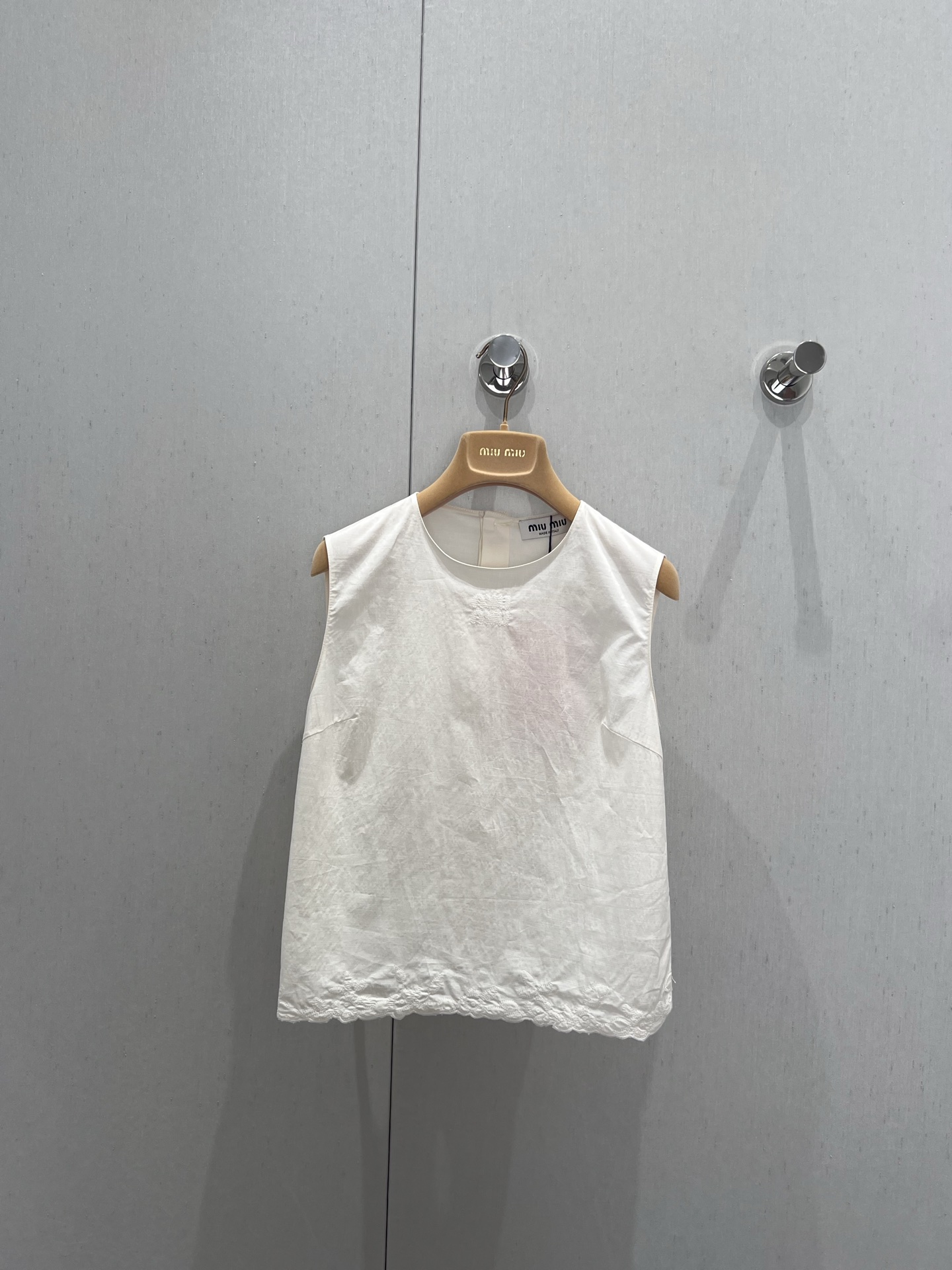 NO:414526,Support replacement Miumi* 25Ss spring and summer new style simple and versatile embroidered sleeveless vest top | Exclusive yb development!  High-end production!  The upper body is very high-end and full of temperament instantly!  A must-have item for hot girls!  The photo is super chicky and fashionable!  Absolutely unique. One set of heavy industry technology is complicated in workmanship!  The details are perfect!  It's really beautiful~ Jimei, rush to the duck!  S/M/L real photos, miumiu, alexander wang19860909支持换款 Miumi* 25Ss春夏新款 简约百搭刺绣无袖背心上衣丨独家yb开发！高版出品！上身非常高级气质瞬间拉满！辣妹女孩们必入单品！拍照超鸡具有时髦感！绝对的与众不同 一套都是重工工艺 做工复杂！细节也做到完美！真的非常好看～集美们 冲鸭！现货发售S/M/Ｌ实拍细节图,,miumiu,alexander wang,Women's clothing