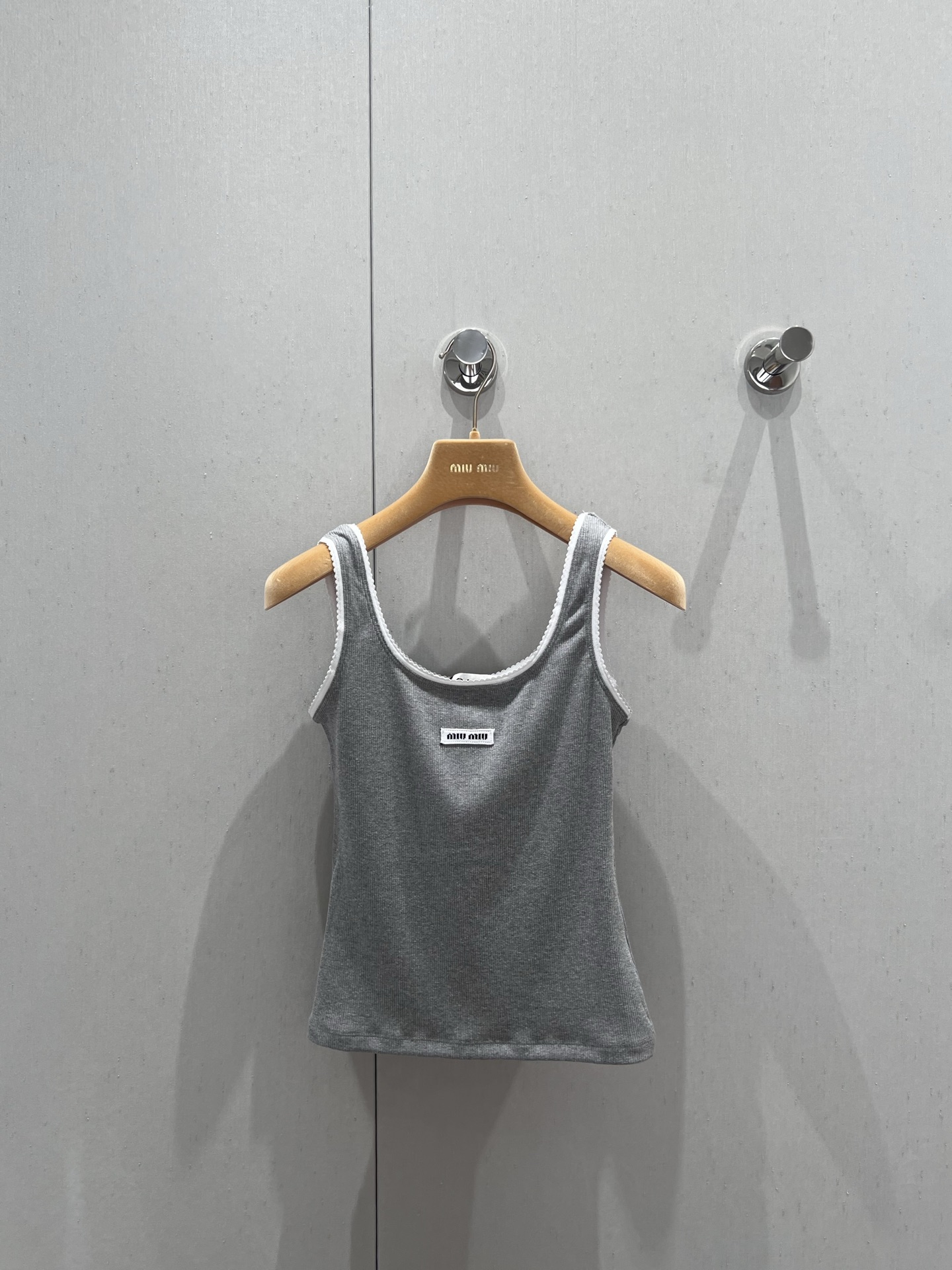 NO:414539,Support replacement Miumi* 25Ss spring and summer new style, letter micro-label lace vest丨Exclusive high-end production!  Layerism, wears its own unique style, simple and atmospheric base, seemingly casual, but it just closes your eyes. It is not simple at all. High elastic threaded cotton has a high density. It will not deform no matter how you pull it. It has a certain thickness, but it is not stuffy. It is fixed knitted lace, which is very good at grasping the girlish temperament, it is really very miu!  S/M/L real photos, miumiu, alexander wang19860909支持换款 Miumi* 25Ss春夏新款 字母微标花边背心丨独家高版出品！叠穿主义,穿出属于自己的独一无二风格,简洁大气的打底,看似随意实则拿捏直接闭眼入,一点都不简单,高弹力螺纹棉,密度很高 怎么拉都不会变形,有一定厚度,但不闷热,定织针织花边,很好的拿捏少女气质,真的非常miu！现货发售S/M/L实拍细节图,,miumiu,alexander wang,Women's clothing