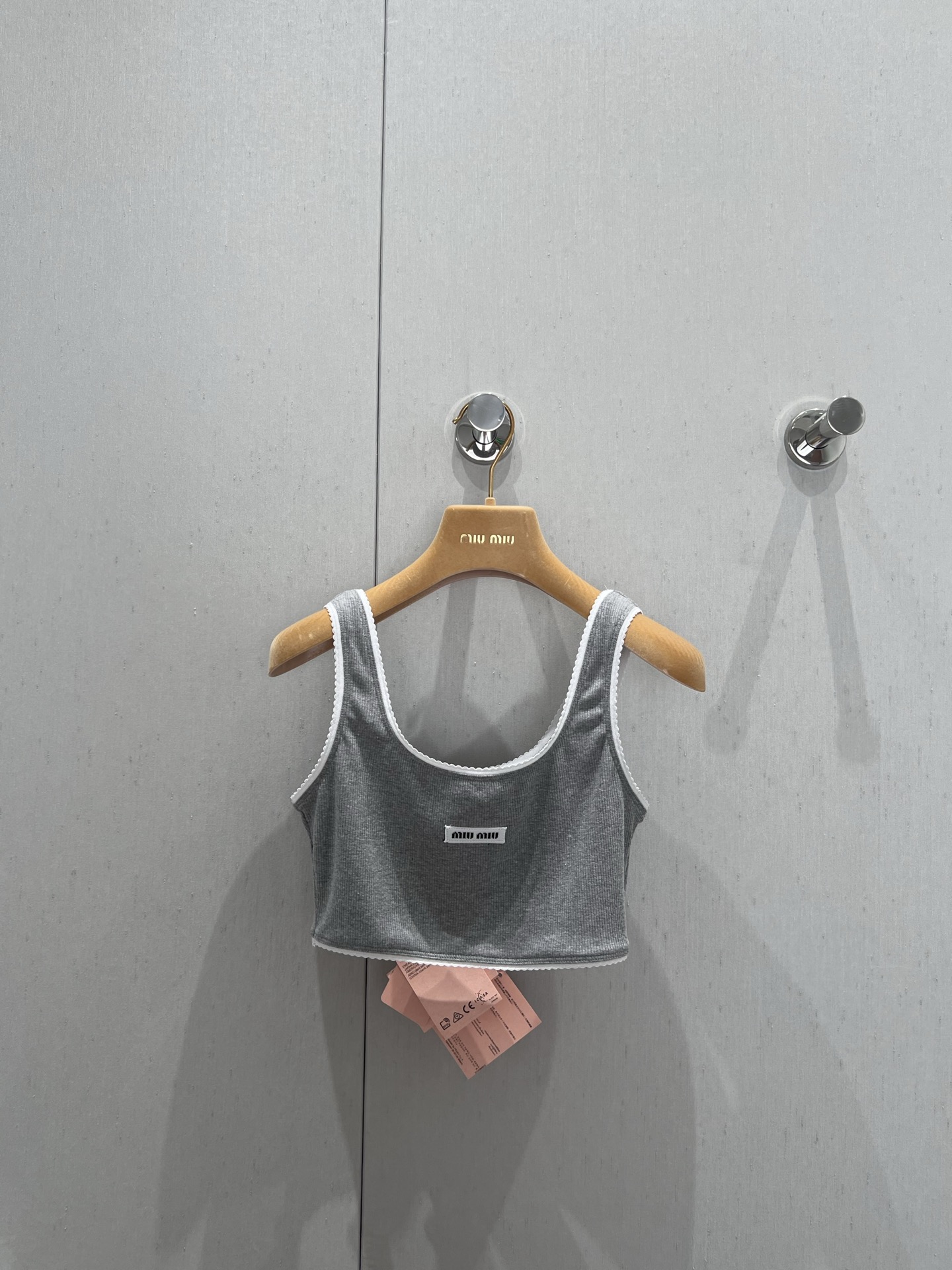 NO:414498,Support replacement Miumi* 25Ss spring and summer new style, letter micro-label lace vest丨Exclusive high-end production!  Layerism, wears its own unique style, simple and atmospheric base, seemingly casual, but it just closes your eyes. It is not simple at all. High elastic threaded cotton has a high density. It will not deform no matter how you pull it. It has a certain thickness, but it is not stuffy. It is fixed knitted lace, which is very good at grasping the girlish temperament, it is really very miu!  S/M/L real photos, miumiu, alexander wang19860909支持换款 Miumi* 25Ss春夏新款 字母微标花边小背心丨独家高版出品！叠穿主义,穿出属于自己的独一无二风格,简洁大气的打底,看似随意实则拿捏直接闭眼入,一点都不简单,高弹力螺纹棉,密度很高 怎么拉都不会变形,有一定厚度,但不闷热,定织针织花边,很好的拿捏少女气质,真的非常miu！现货发售S/M/L实拍细节图,,miumiu,alexander wang,Women's clothing