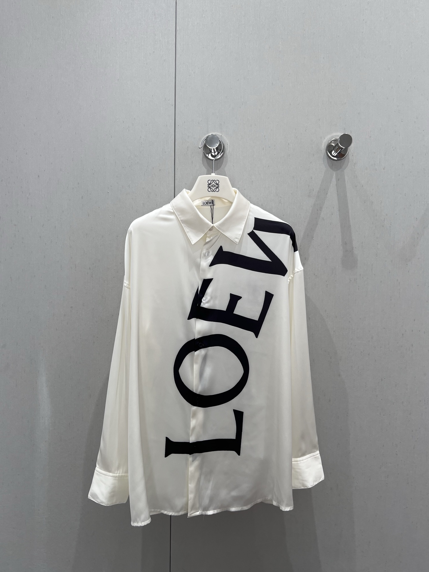 NO:413481,Support replacement Loew* 25Ss spring and summer new logo printed loose long-sleeved shirt丨Exclusive high-end production!  The cool, silky matte texture is smooth and elegant, light and not stuffy, the loose style is fashionable and lazy with classic logo elements~ Needless to say, the upper body is definitely very comfortable, and it is also very comfortable in the cold summer!  It looks good when wearing it alone in spring and sun protection in summer, and you can match all kinds of pants and skirts!  S/M/L real photos of S/M/L on spot sale, loewe, skirts, shirts, alexander wang19860909支持换款 Loew* 25Ss春夏新款 logo印花宽松长袖衬衫丨独家高版出品！清凉丝滑雾面质感,爽滑飘逸,轻薄不闷,宽松版型搭配经典logo元素时髦又慵懒~上身不用多说肯定是舒服无比,冰冰凉凉夏天也好舒服！春天单穿夏天防晒都好看,各种裤装裙装都可以配起来！现货发售S/M/L实拍细节图,,loewe,skirts,shirts,alexander wang,Women's clothing