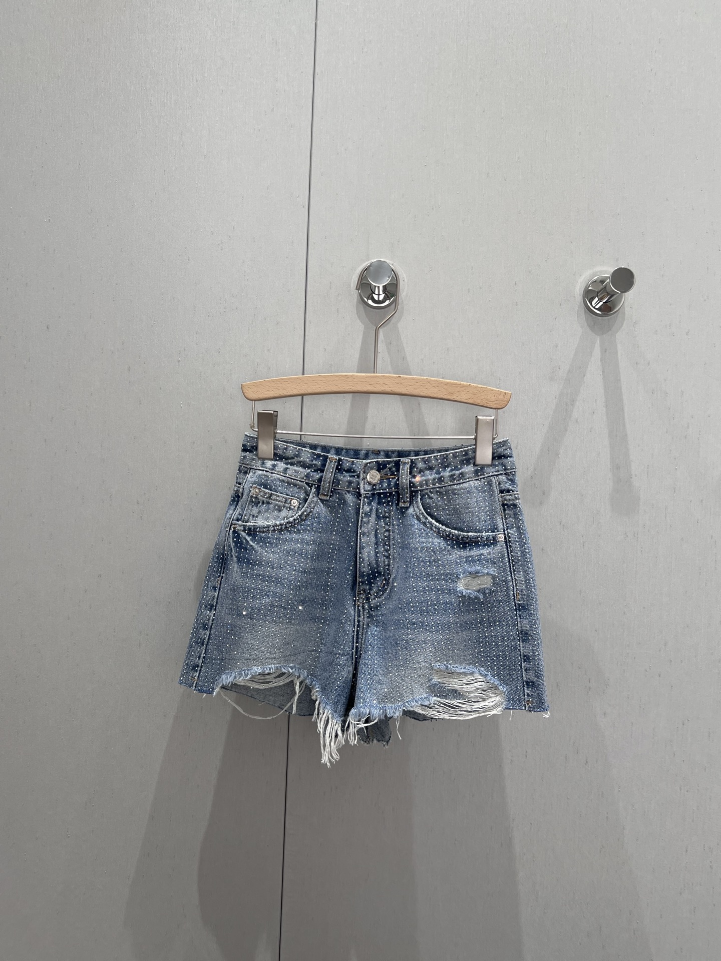 NO:414482,Support replacement Miumi* 25Ss spring and summer new model Heavy industry hot diamond ripped denim shorts丨Exclusive high-end production!  You must have one in the wardrobe of a fashionable denim shorts!  Very high dressing rate!  Heavy Industry Washing Buffalo Color Classic high-waisted small A-line style tailoring design, slimming and tall, beautiful lines that fit the waist and hips, long legs in minutes, very fashionable and versatile, and easy to grasp the advanced aura [666] Slimming and versatile, with perfect details!  Fashion items that cannot be refused~ Sisters!  Bounce!  S/M/L real photos, miumiu, shorts, alexander wang19860909支持换款 Miumi* 25Ss春夏新款 重工烫钻破洞牛仔短裤丨独家高版出品！万年不过时的牛仔短裤时髦精的衣柜里必须要拥有一条！穿搭率超高！重工洗水牛仔色 经典高腰小A字版型剪裁设计 显瘦显高 贴合腰臀的线条优美 穿上分分钟大长腿 非常时髦百搭 高级气场轻松拿捏[666]显瘦百搭绝绝子 细节完美到位！无法拒绝的时尚单品～姐妹们！冲冲冲！现货发售S/M/L实拍细节图,,miumiu,shorts,alexander wang,Women's clothing