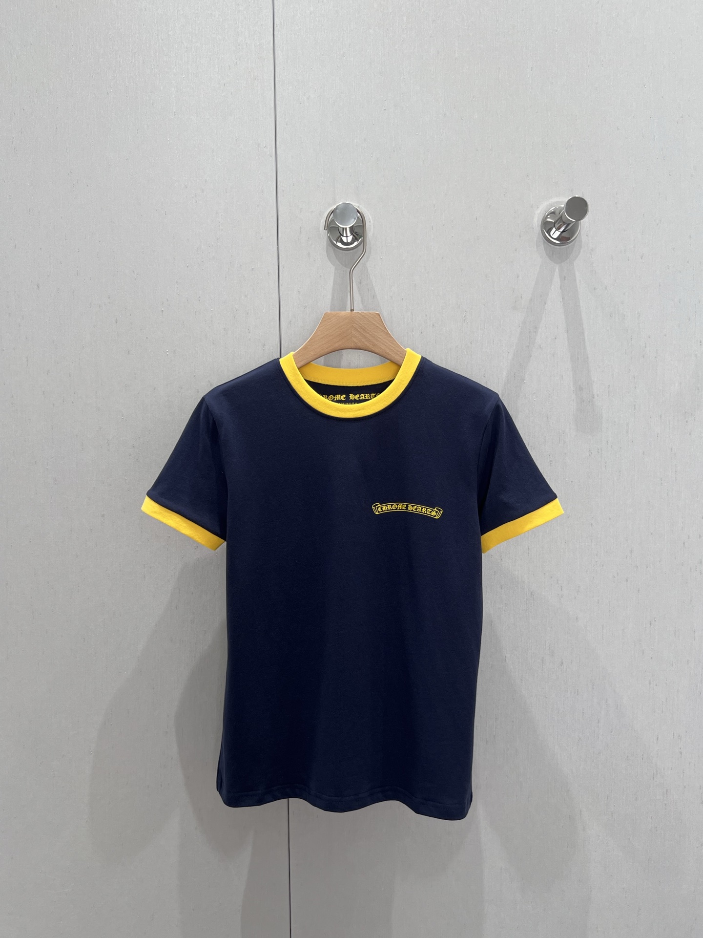 NO:414553,Support replacement Chrome heart 25Ss spring and summer new model, navy blue spelling yellow horseshoe logo printed round neck short-sleeved T-shirt | Exclusive yb development!  High-end production!  Hold on to the high-end outfit!  The classic slim fit is super versatile, simple and atmospheric, small fit design really shows the right length of the body. Visually automatically divides the figure into a golden ratio and makes it look versatile, who can't love it!  Whether wearing it alone or applying it to the base, it is amazing!  Customized fabric texture is super good and versatile in all seasons!  I must stock up on babies every year!  Big recommendation!  I really let a hundred hearts go!  S/M/L real photos, chrome hearts, T-shirt,tees, t-shirt, gold,alexander wang19860909支持换款 Chrome heart 25Ss春夏新款 藏蓝色拼黄色马蹄Logo印花圆领短袖T恤丨独家yb开发！高版出品！高级感穿搭拿捏住了！经典显瘦版型剪裁超级百搭简约大气的小版型设计真的巨显身材恰到好处的衣长 视觉自动将身材分割出黄金比例显瘦百搭谁能不爱！无论单穿或者打底都很绝！定制面料质感超级赞四季百搭的单品！每年都必囤宝宝们！重磅推荐！真的放一百个心冲了！现货发售S/M/L实拍细节图,,chrome hearts,T-shirt,tees，t-shirt,gold,alexander wang,Women's clothing