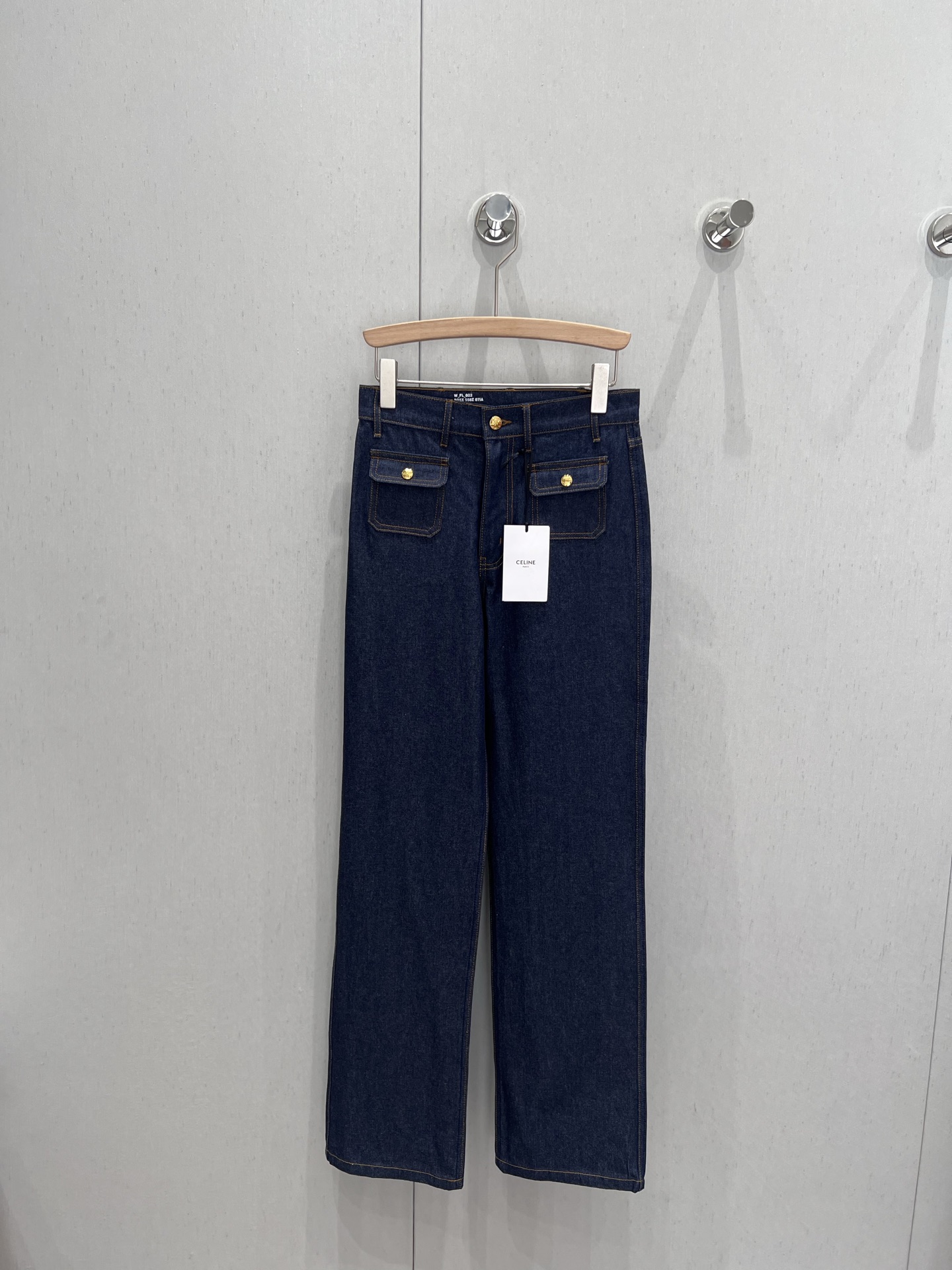 NO:414458,Support replacement Celin* 25Ss spring and summer new style Denning high waist pocket straight jeans 丨Exclusive yb development!  High-end production!  It uses imported tannin without fading pure cotton fabric, enzyme washing is gentle and comfortable!  Double pockets are age-reducing and versatile, a fashionable street-fighting artifact!  Unlimited style to stretch your legs!  Three-dimensional perfect trouser shaped hip lift, top body and long legs!  Absolute ceiling-level quality super nice S/M/L live details pictures, celine, alexander wang19860909支持换款 Celin* 25Ss春夏新款 丹宁高腰口袋直筒牛仔长裤丨独家yb开发！高版出品！采用进口丹宁不掉色纯棉面料 酵素水洗轻柔舒适！双口袋减龄百搭,高街时髦炸街神器！版型无限拉大长腿！立体完美裤形提臀,上身大长腿！绝对天花级别的 品质超级nice现货发售S/M/L实拍细节图,,celine,alexander wang,Women's clothing