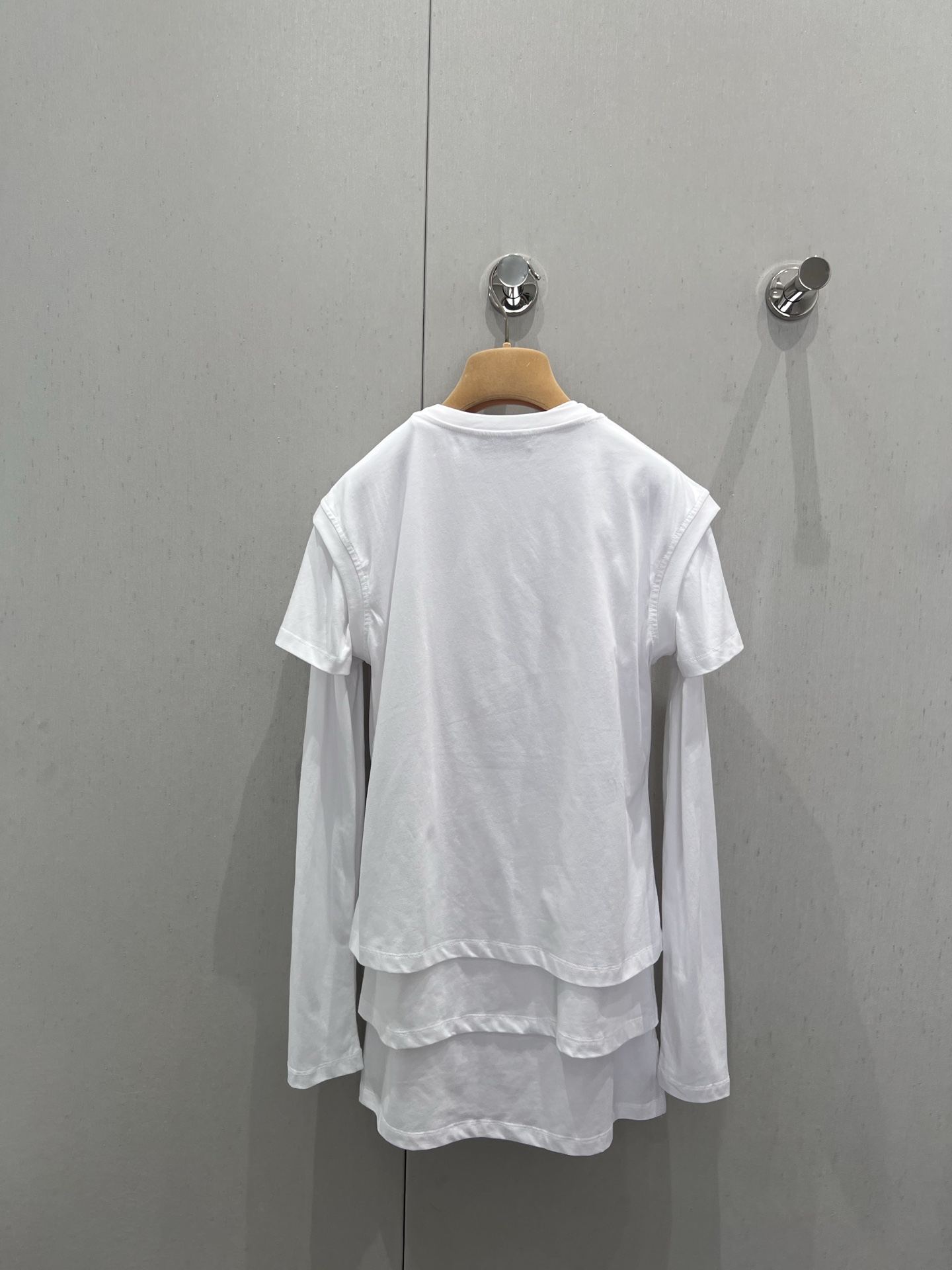 NO:415581,Support replacement Miumi*25Ss spring and summer new style, intellectual fashionable style micro-label round neck long-sleeved T-shirt three-piece set | Exclusive yb development!  High-end production!  Layering is also very suitable for this year's fashion!  It is sweet and salty, and it is versatile and not picky!  Workmanship quality depends on the details. S/M/L real photos of S/M/L are sold in stock, miumiu, tees, t-shirt, alexander wang19860909支持换款 Miumi*25Ss春夏新款 知识分子时髦风微标圆领长袖T恤三件套丨独家yb开发！高版出品！叠穿也很适合今年的流行！可甜可盐版型百搭不挑人！做工品质看细节.现货发售S/M/L实拍细节图,,miumiu,tees，t-shirt,alexander wang,Women's clothing