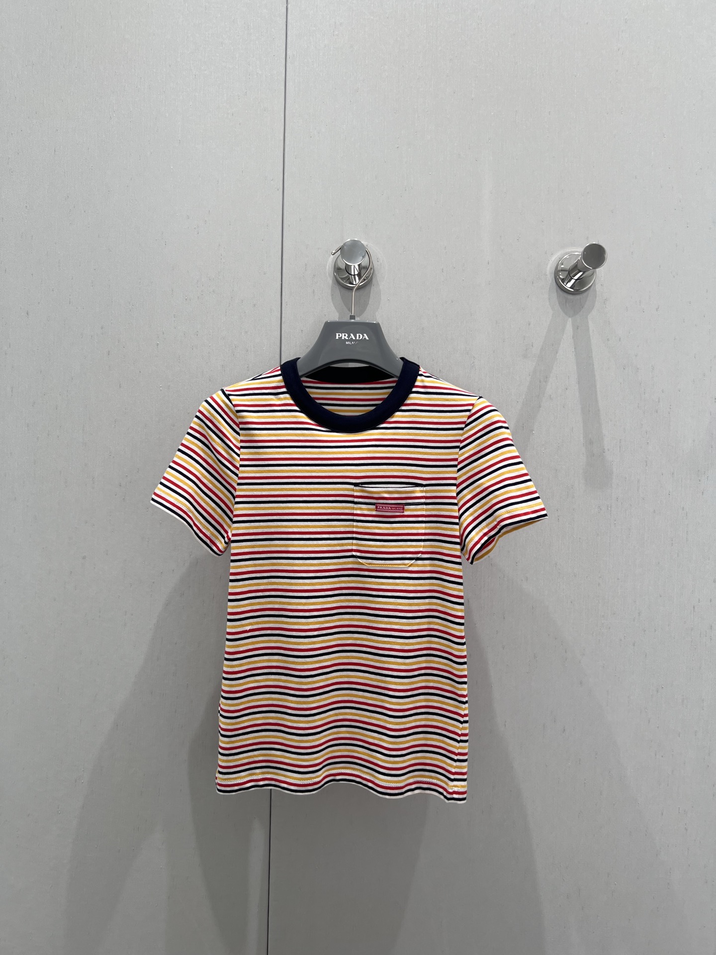 NO:415565,Supports replacement of Prad* 25Ss spring and summer new model, nautical style, fresh striped slim short-sleeved T-shirt | Exclusive yb development!  High-end production!  Thread color-blocking round neck contrast color casual handsome and fashionable!  The letter label logo is low-key and luxurious, and the classic slim fit style is versatile and not picky about the beauty of others!  The double strands have been mercerized!  Workmanship quality depends on details, S/M/L real photos of S/M/L on spot sale, prada, T-shirt, tees, t-shirt, alexander wang19860909支持换款Prad* 25Ss春夏新款 航海风情清新条纹修身短袖T恤丨独家yb开发！高版出品！螺纹拼色圆领撞色休闲帅气又时髦！字母标签logo低调奢华,经典修身版型百搭不挑人上身美的不要不要的！双股做了丝光工艺哦！做工品质看细节,现货发售S/M/L实拍细节图,,prada,T-shirt,tees，t-shirt,alexander wang,Women's clothing